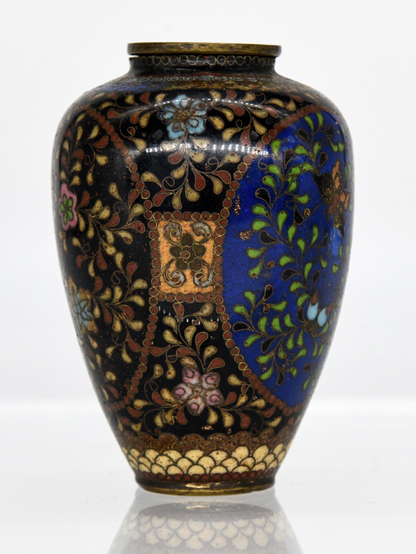 Kleine Cloisonné-Vase; China; wohl 19. Jh.Kupfer/Messing mit polychromem Emaille-Cloisonnédekor; u. - Image 2 of 5