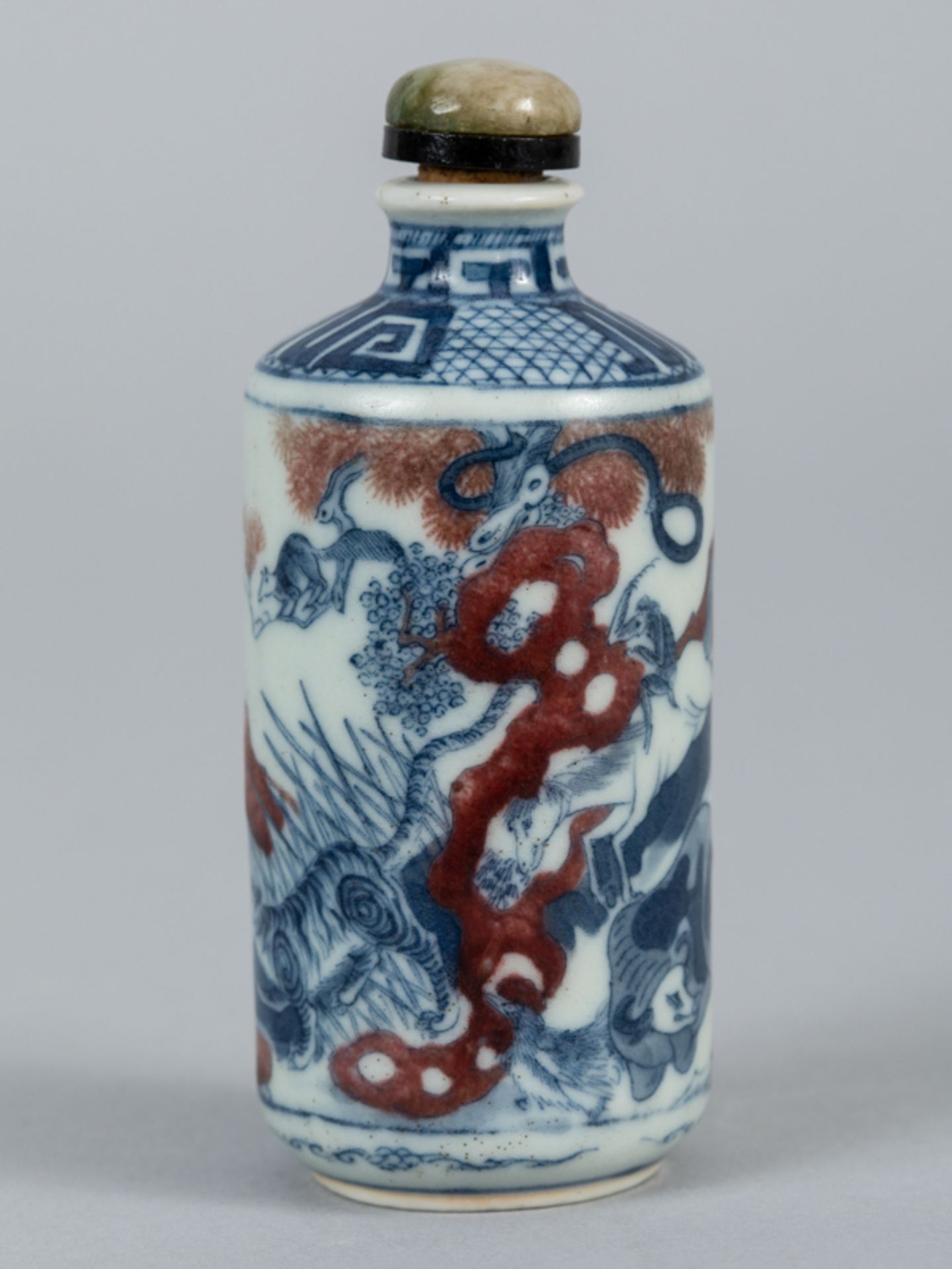 Snuffbottle mit blau-kupferrotem Tier-Dekor; China Mitte 19. Jh.Porzellan mit unter Glasur- - Image 7 of 9