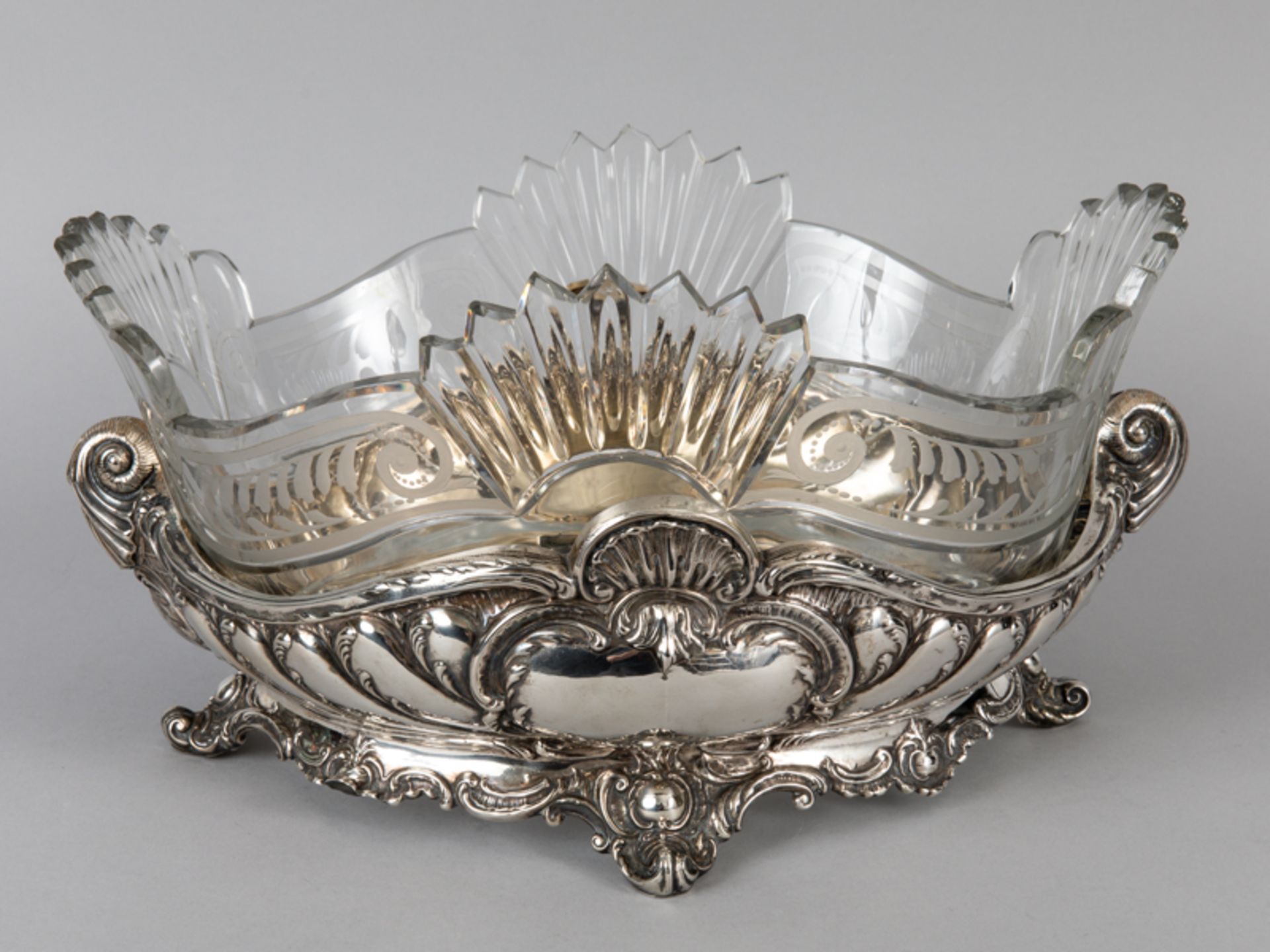 Großer Tafelaufsatz im Barockstil; deutsch; um 1900.800/-Silber (ca. 580 g) mit originalem farblosem