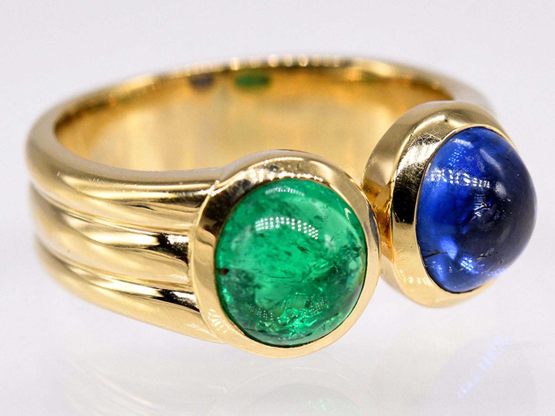 Ring mit Saphir-Cabochon ca. 2;10 ct und Smaragd-Cabochon ca. 1;37 ct; 90- er Jahre.750/- - Image 2 of 5