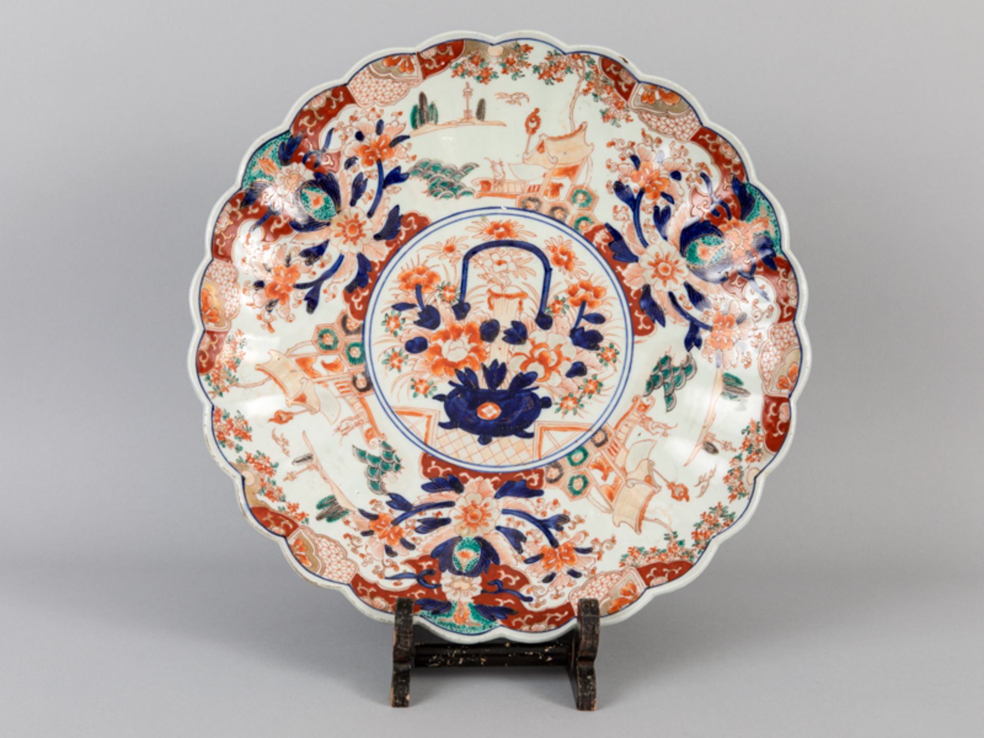 Großer Teller mit Imari-Dekor; Japan/China; um 1900.Porzellan mit unter Glasur kobaltblauer Malerei;