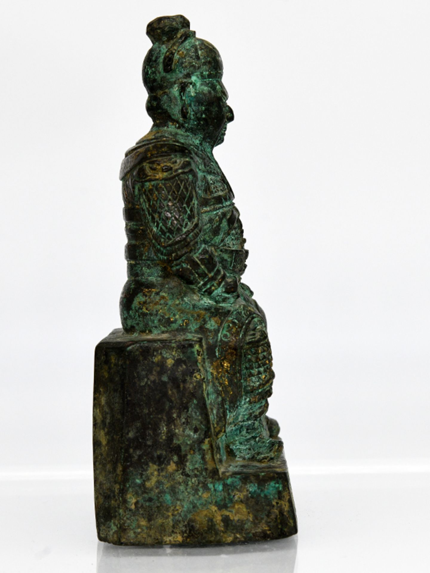 Figur eines chinesischen Kriegers bzw. Feldherrn; China; wohl 19. Jh.Bronze; grünliche Patina mit - Image 8 of 8