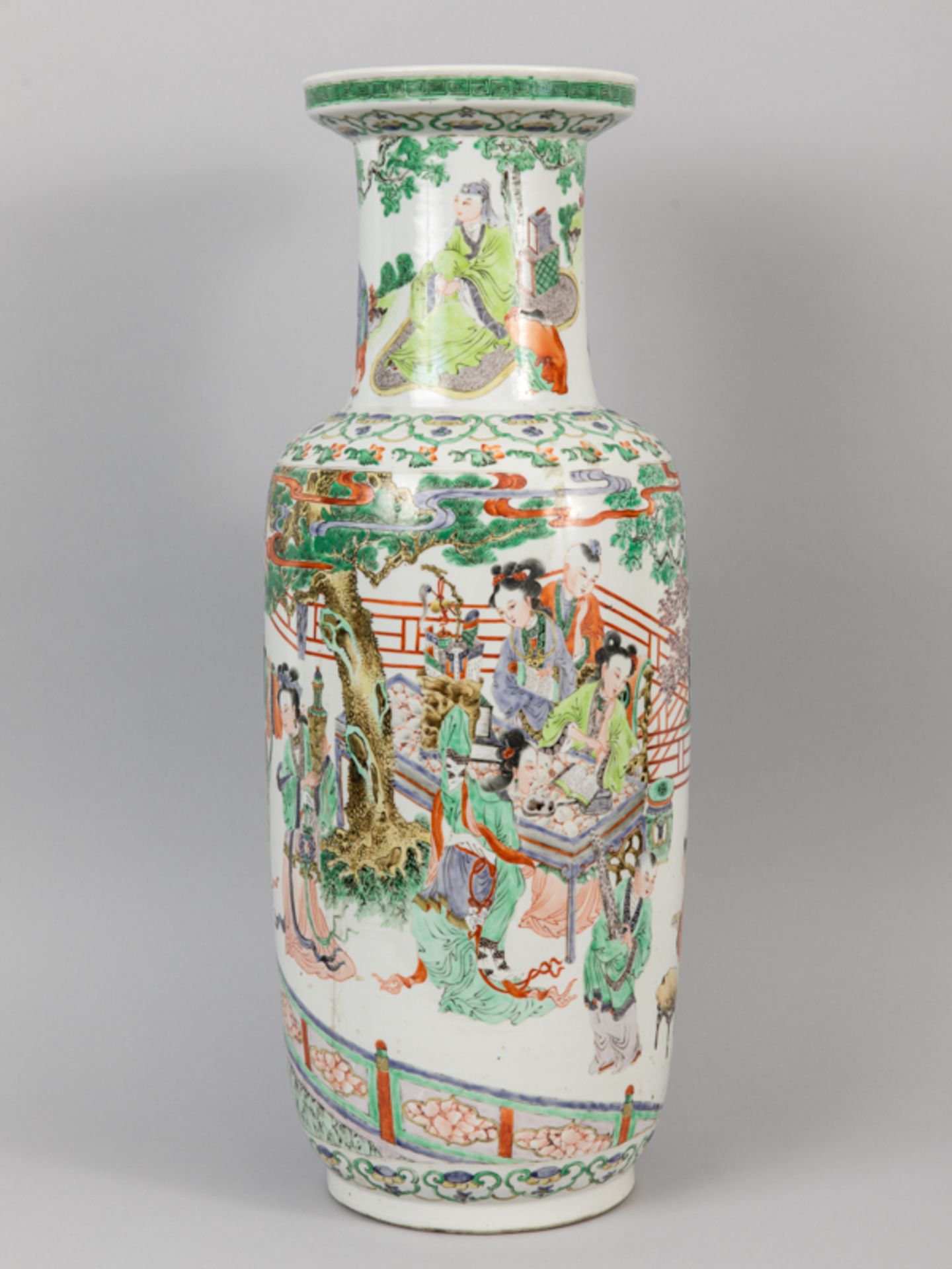 Große Rouleau Vase "famille verte"; China; 19. Jh.Porzellan mit reicher polychromer "famille-