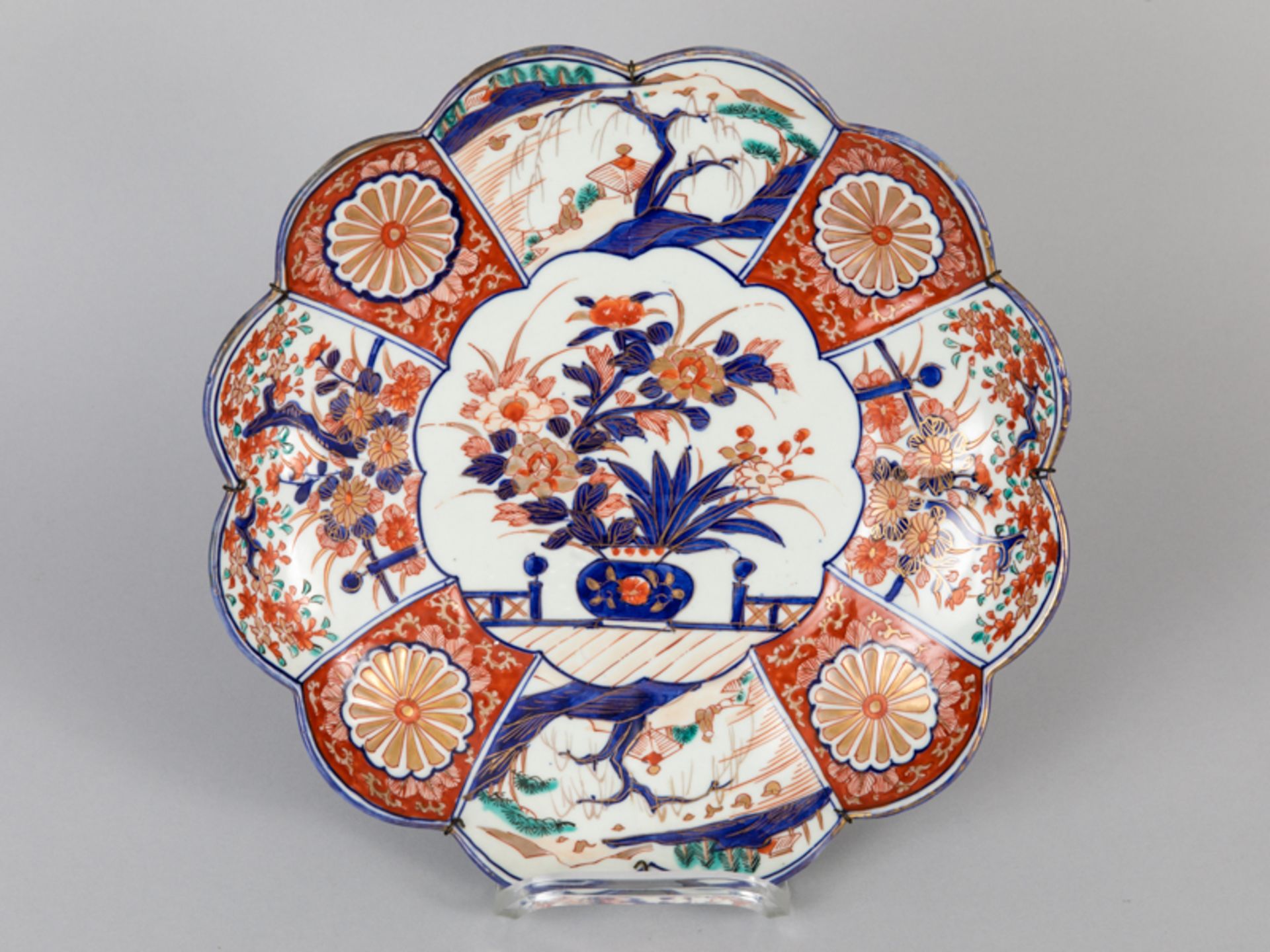 Größere Schale mit Imari-Dekor (Vasenmotiv); Japan/China; um 1900.Porzellan mit unter Glasur