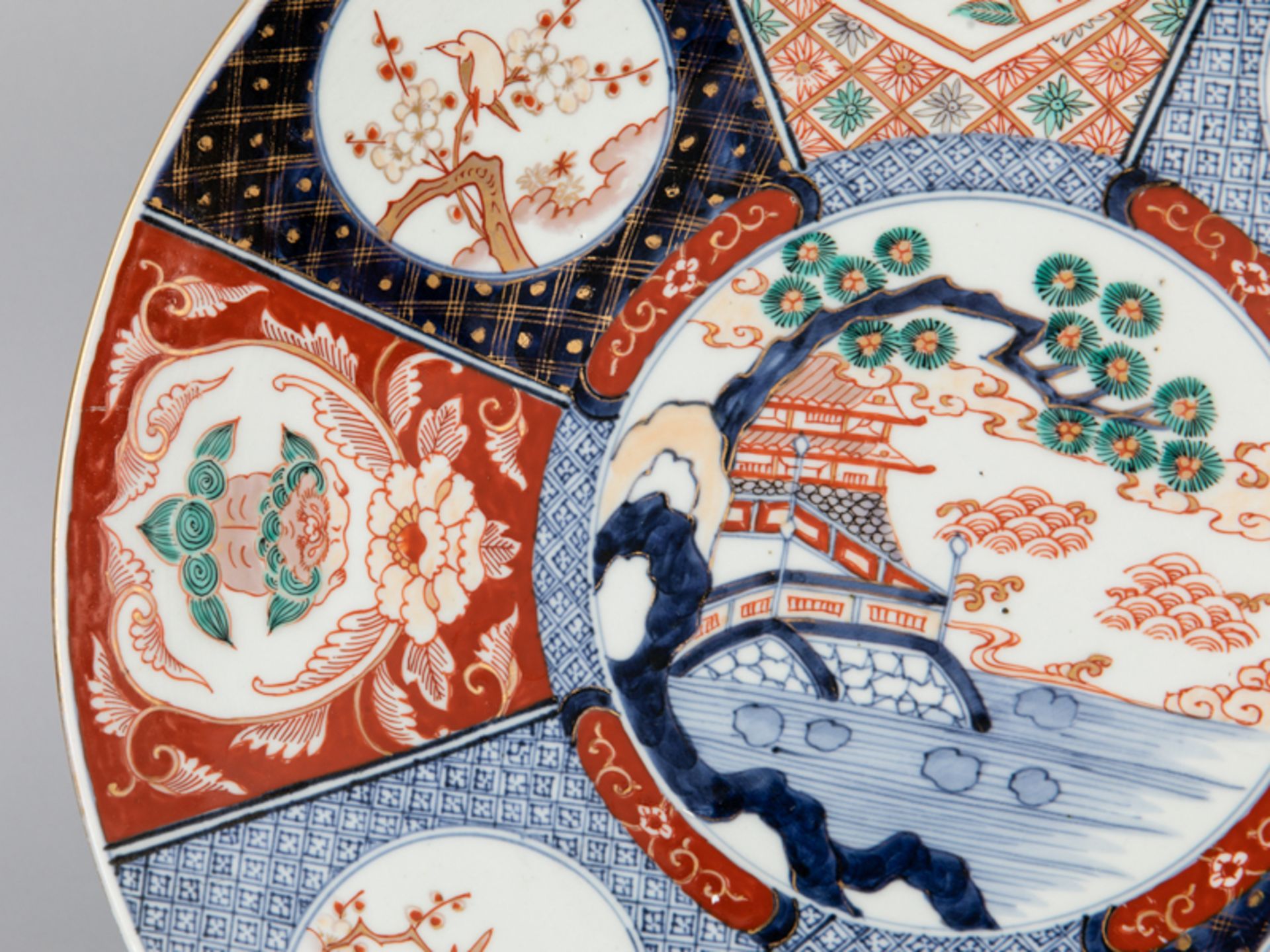 Großer Teller mit Imari-Dekor; Japan; um 1900.Porzellan mit unter Glasur kobaltblauem Dekor; - Image 5 of 5