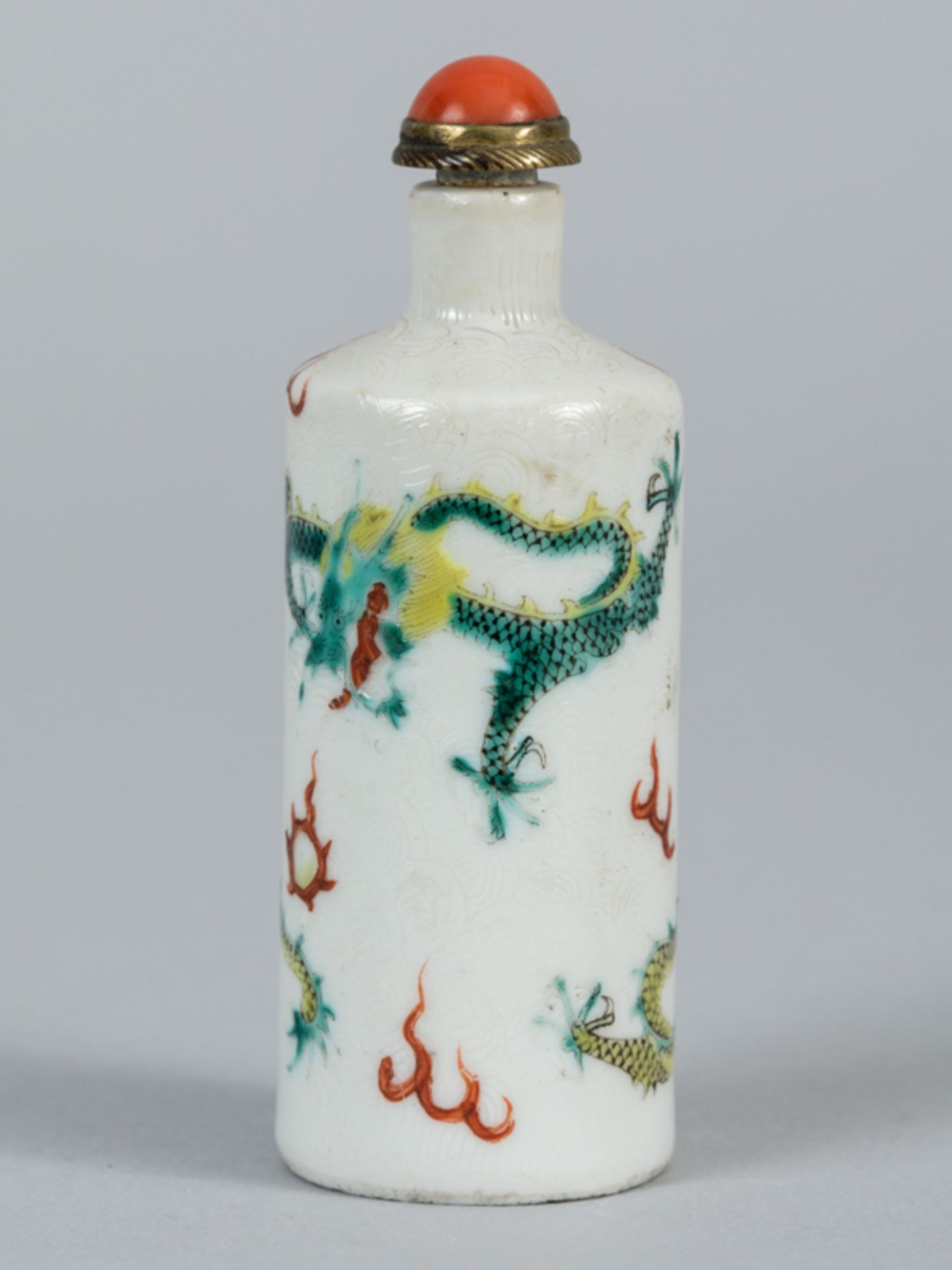 Snuffbottle mit "famille verte"-Drachen-Dekor; Chien Lung-Marke; China 19./20. Jh.Porzellan mit - Image 5 of 9