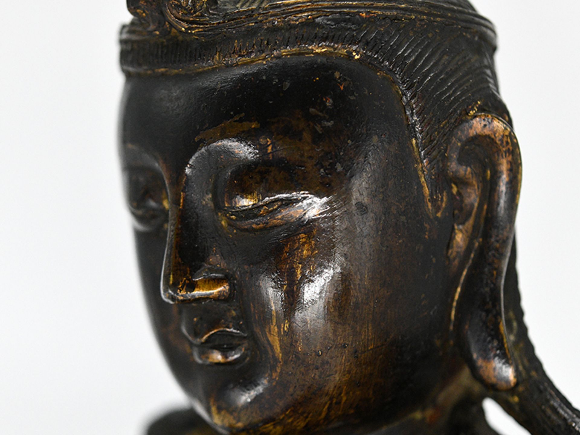 Bronze-Plastik der "Guan Yin"/ Buddha; China; wohl Ming-Dynastie (1368 - 1644).<br><br>Bronze mit Re - Bild 15 aus 20