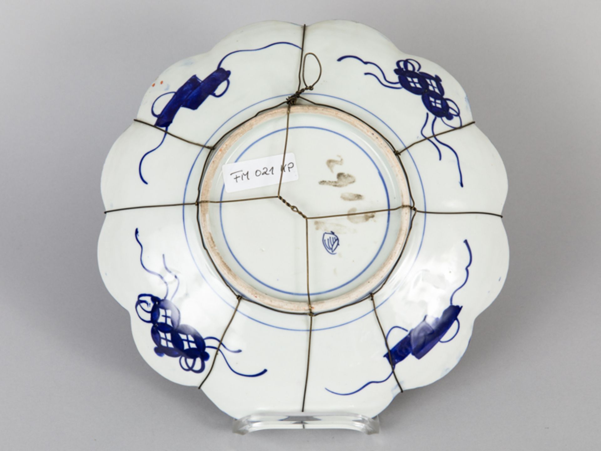 Größere Schale mit Imari-Dekor (Vasenmotiv); Japan/China; um 1900.Porzellan mit unter Glasur - Image 4 of 5