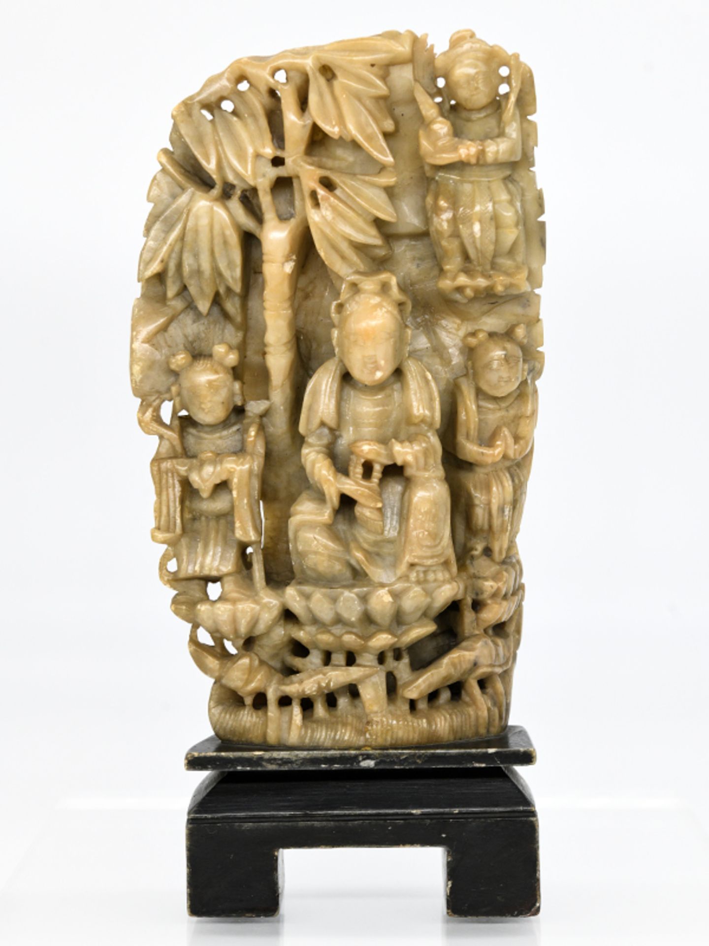 Buddhistische Speckstein-Figuren-Stele; China; wohl späte Ming-/frühe Qing-Zeit (17./18. Jh.).<br><b