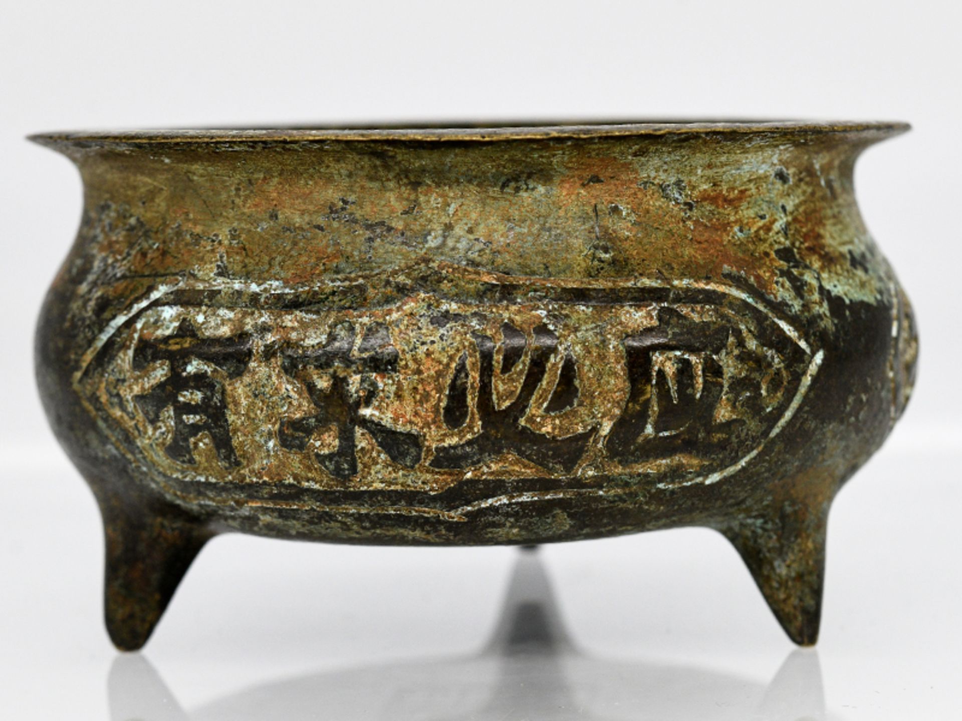 Koro - Räucherschale; China; wohl 19./20. Jahrhundert.Bronze mit heller rötlicher und grünlicher - Image 2 of 5