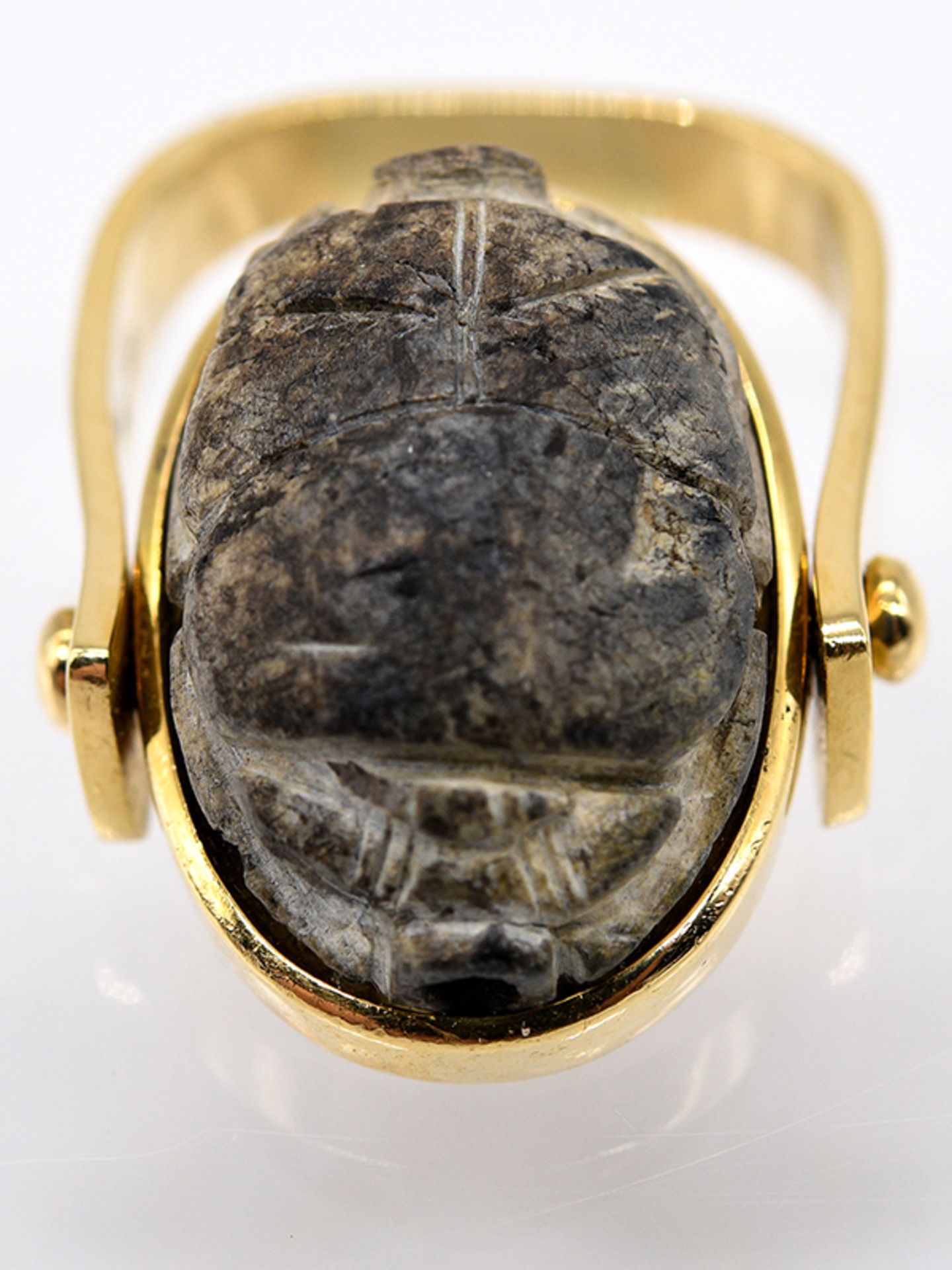 Ring mit Skarabäus; Goldschmiedearbeit; 90- er Jahre.750/- Gelbgold. Gesamtgewicht ca. 10;5 g. - Image 2 of 6