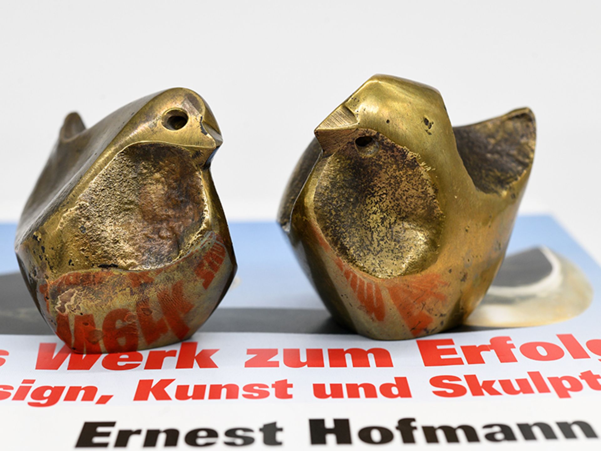 Igl; Ernest; eigentlich Hofmann; Ernest (1920-2001).<br><br>2 x Bronze-Kleinskulptur "Spatz"; 1980er - Bild 5 aus 7