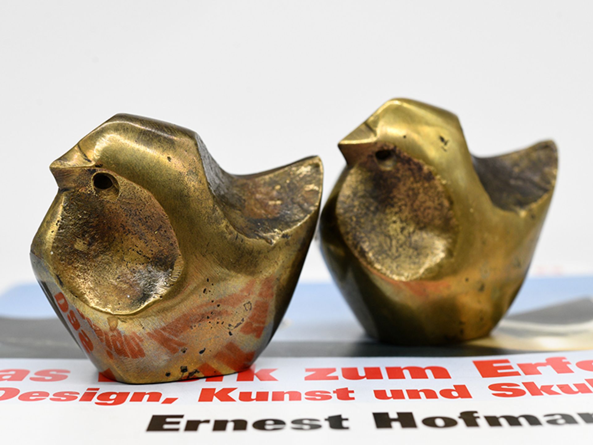 Igl; Ernest; eigentlich Hofmann; Ernest (1920-2001).<br><br>2 x Bronze-Kleinskulptur "Spatz"; 1980er - Bild 7 aus 7