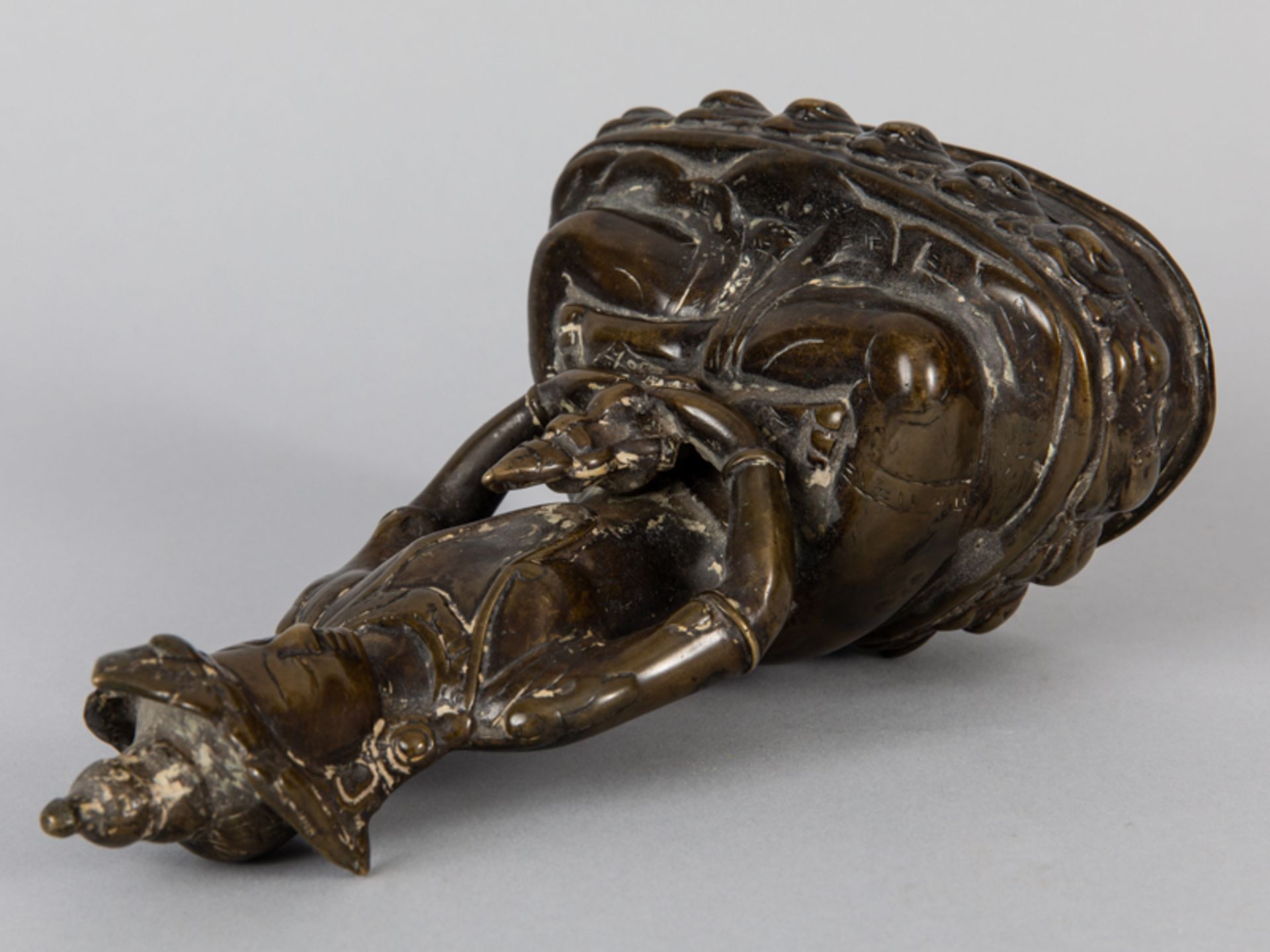 Kleine Plastik des Buddha Dhyana; wohl Tibetochinesisch; 19./20. Jh.Bronze; patiniert; auf - Image 9 of 10