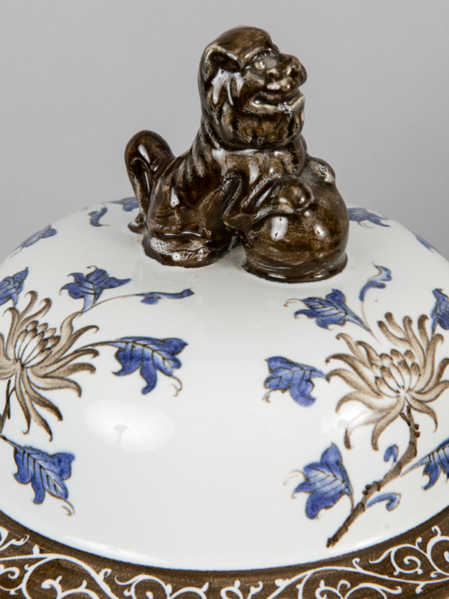 Große Deckelvase mit chinoisem Dekor; 2. Hälfte 20. Jh.Steingut mit unter Glasur braunem und - Image 6 of 10