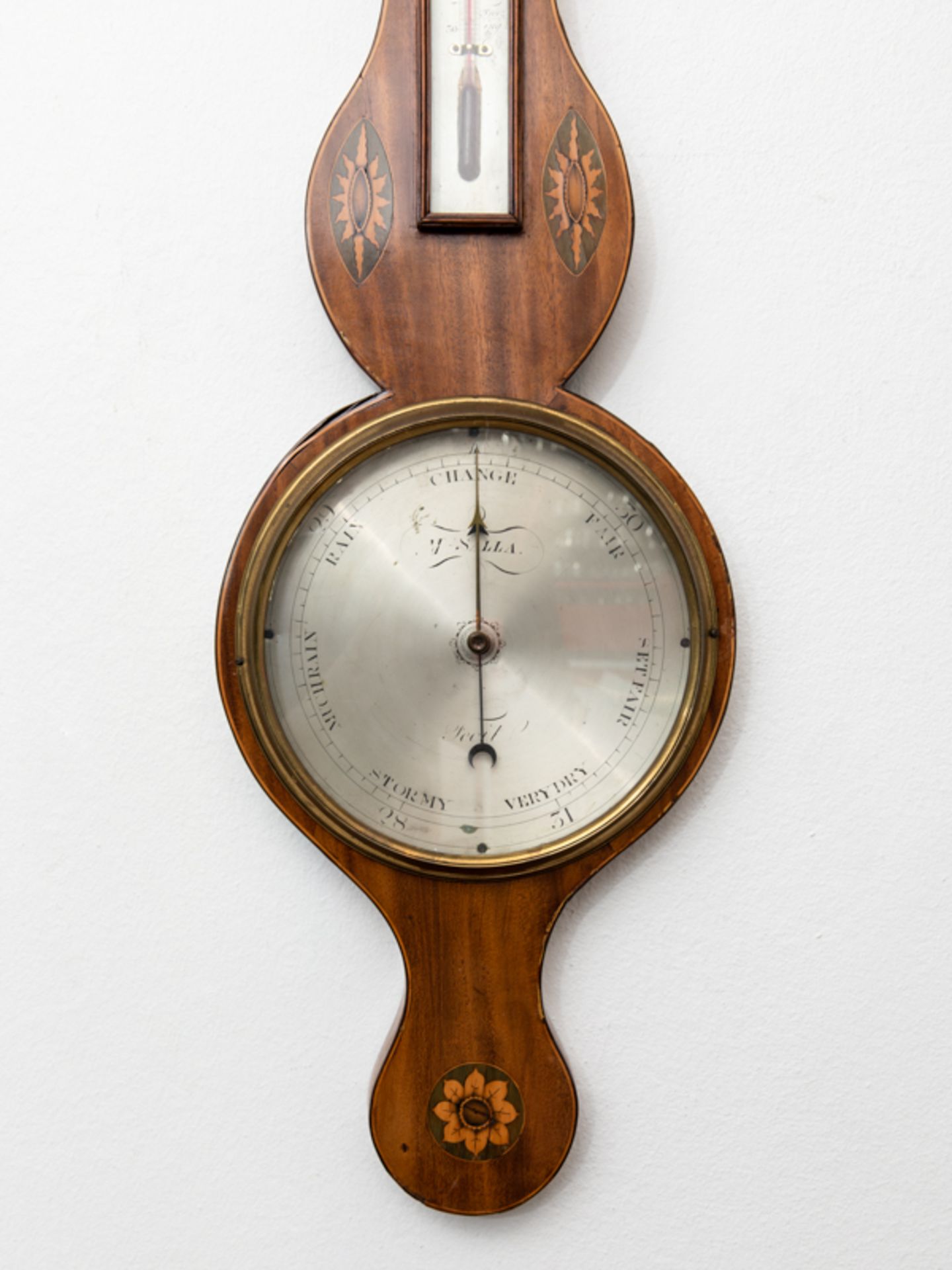 Barometer mit Thermometer; England; 19. Jh.Mahagoniholz-Furnier mit hellen Einlegehölzern auf - Image 4 of 5