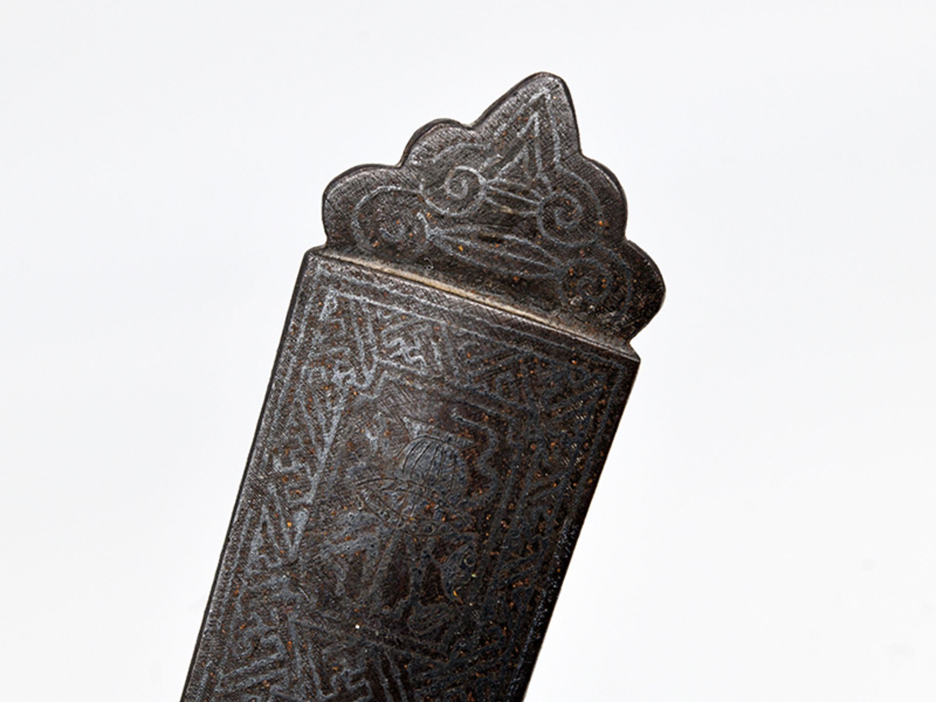 Wunschzepter (Ruyi); China; wohl 18. Jh.Bronze mit Silber-Tauschierungen; auf vorderseitigem Griff - Image 6 of 8