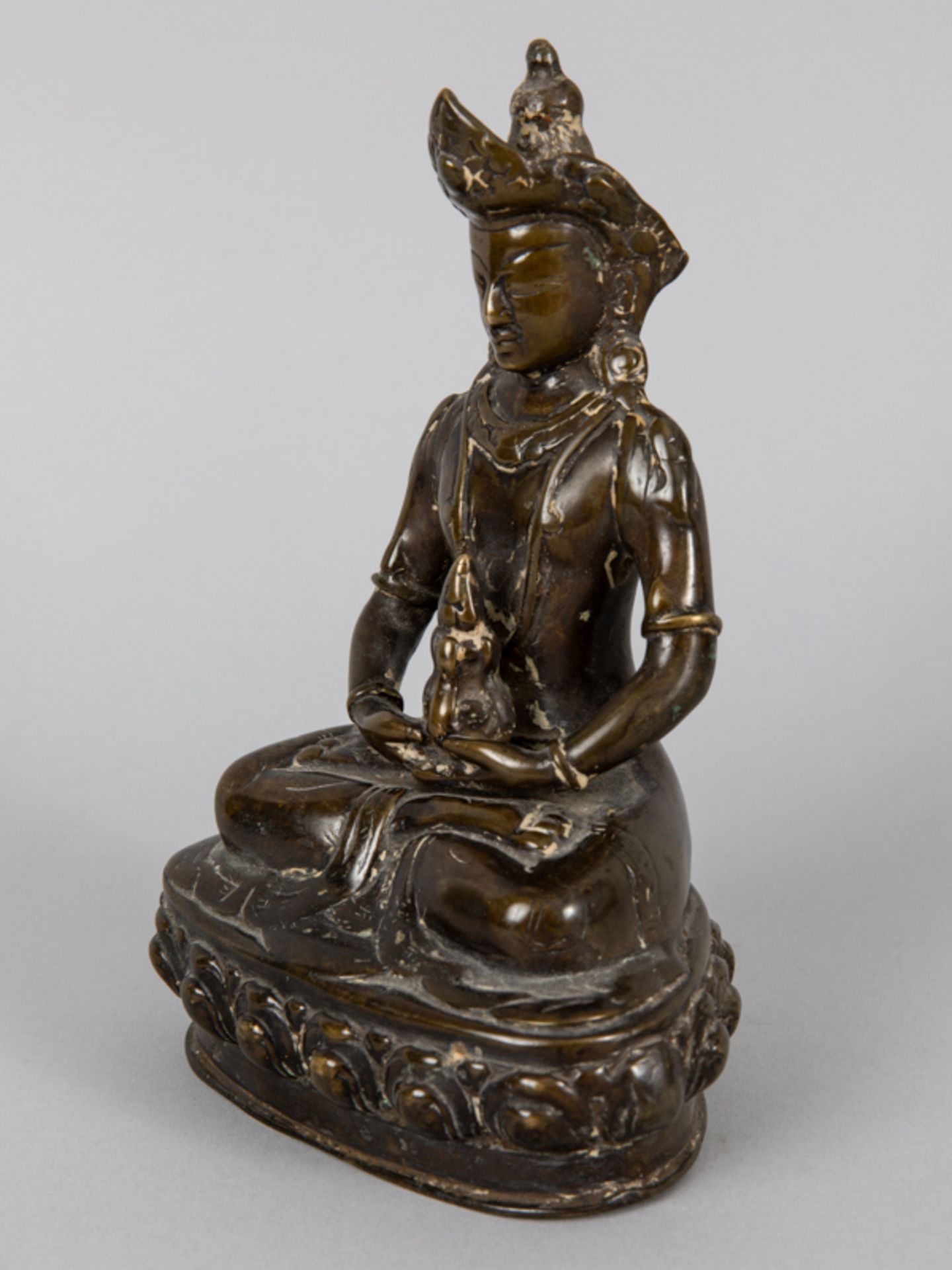Kleine Plastik des Buddha Dhyana; wohl Tibetochinesisch; 19./20. Jh.Bronze; patiniert; auf - Image 8 of 10
