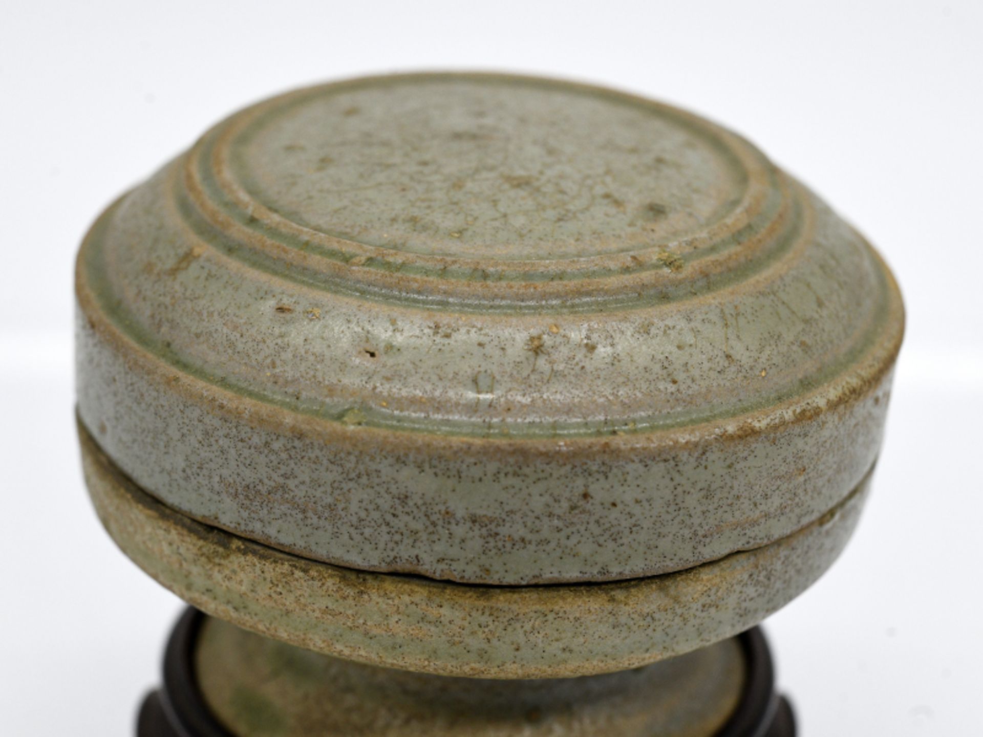 Kleines Deckelgefäß; China; wohl Song- /Yuan-Dynastie (960 - 1368).Steinzeug mit seladonfarbiger - Image 4 of 4