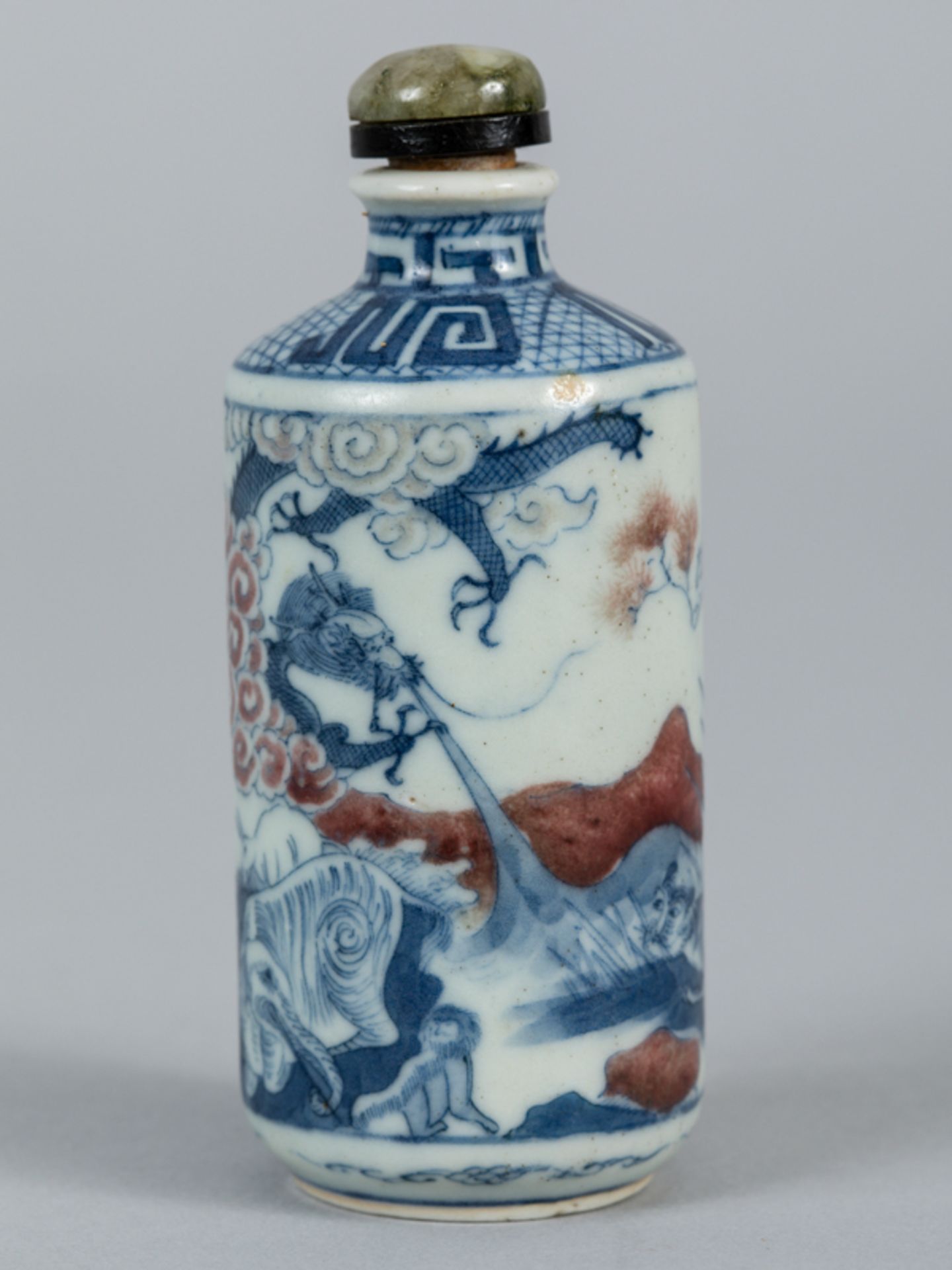 Snuffbottle mit blau-kupferrotem Tier-Dekor; China Mitte 19. Jh.Porzellan mit unter Glasur- - Image 9 of 9