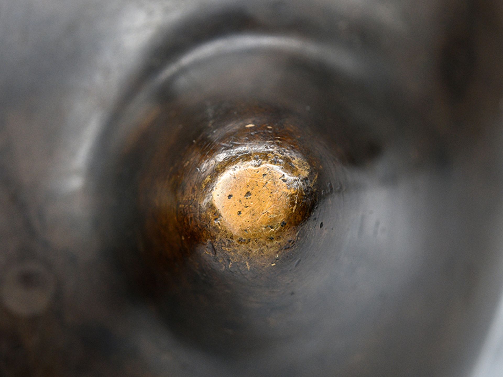 Bronze-Gefäß (Koro/Räuchergefäß); China; Xuande-Marke; wohl 18. Jh.Rundschale auf 3 Füßen mit - Image 8 of 8
