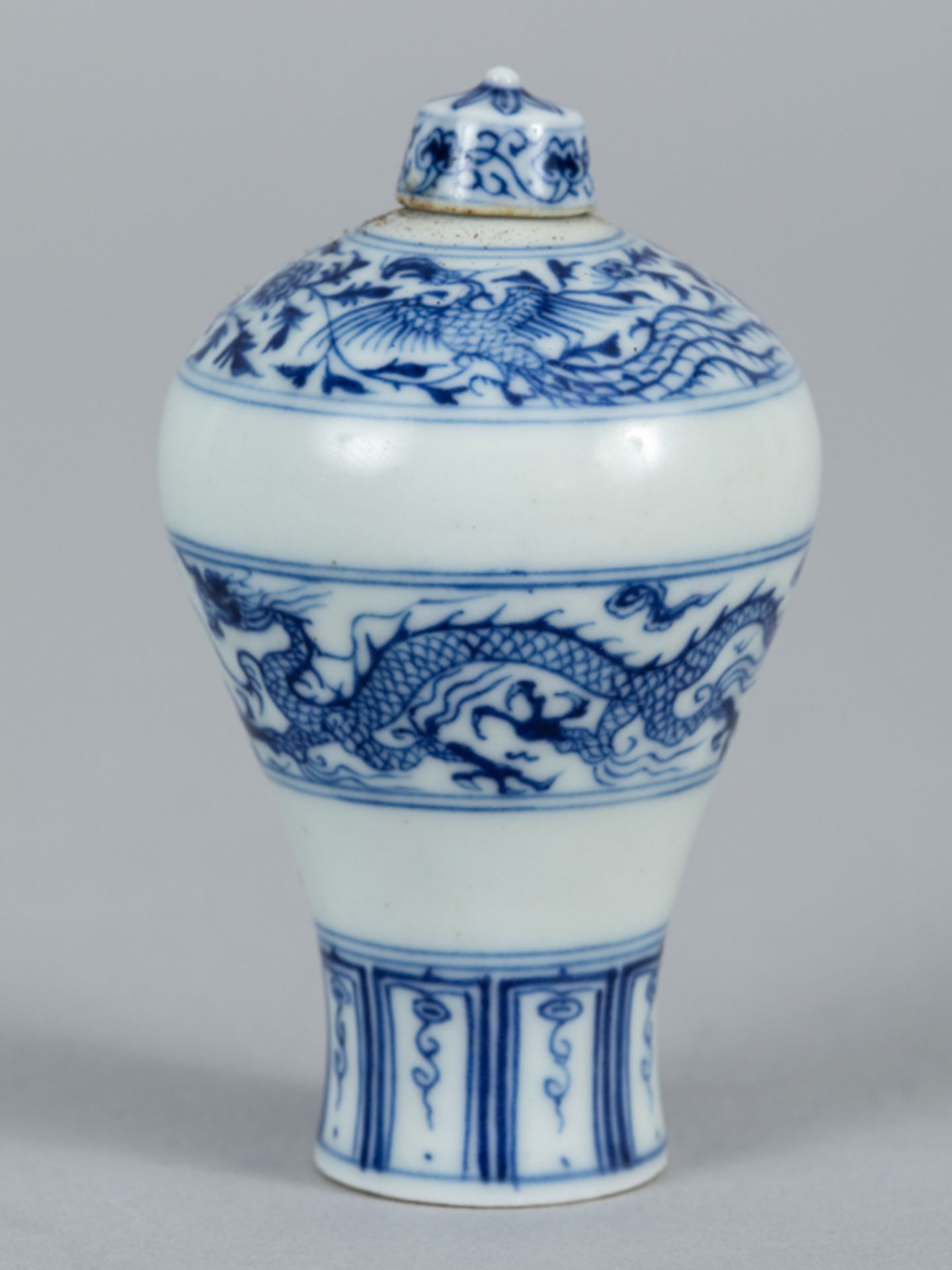 Snuffbottle in Meiping-Form mit Drachen-Bordüre; China 19./20. Jh.Porzellan mit unter Glasur