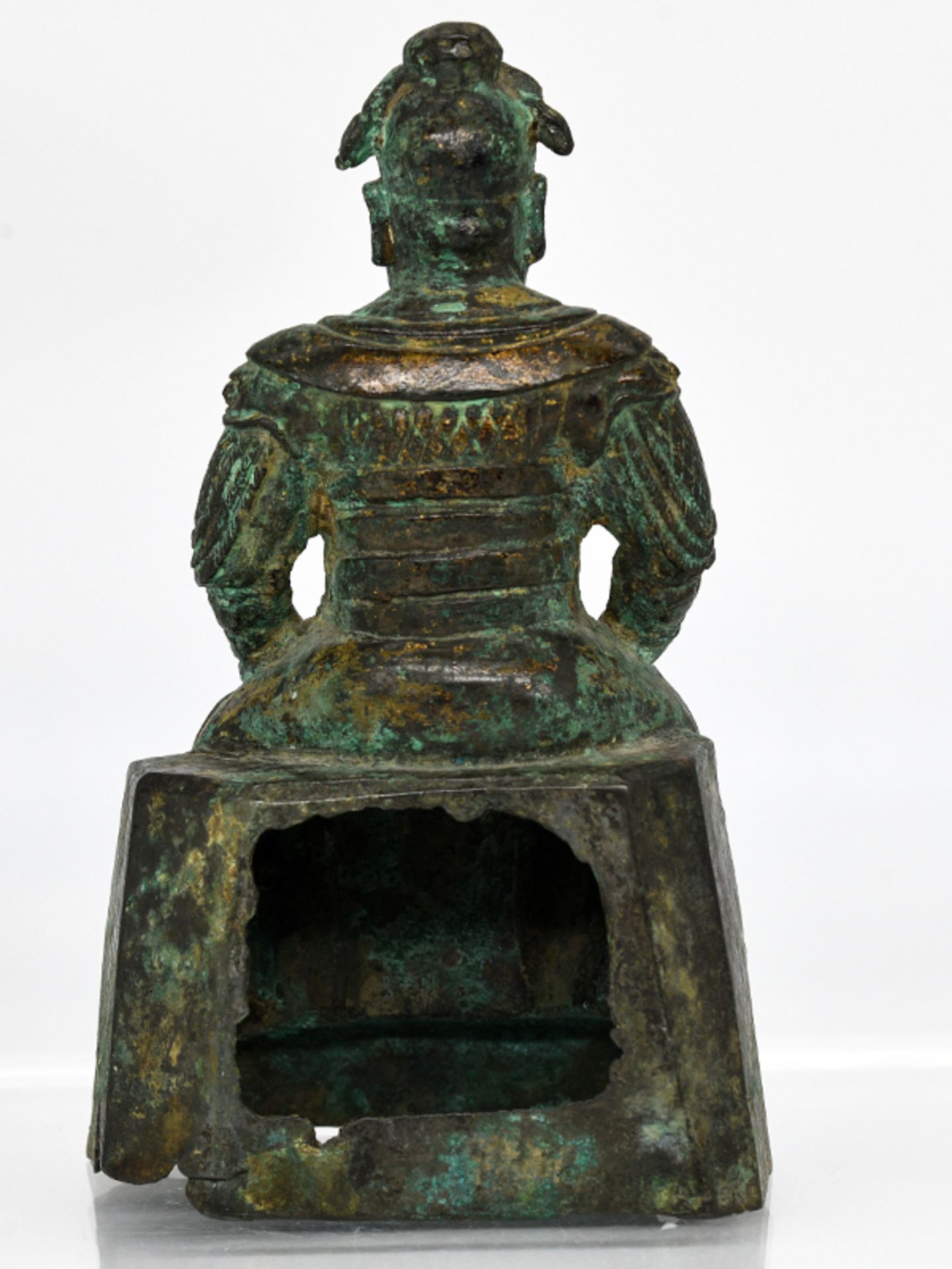 Figur eines chinesischen Kriegers bzw. Feldherrn; China; wohl 19. Jh.Bronze; grünliche Patina mit - Image 3 of 8