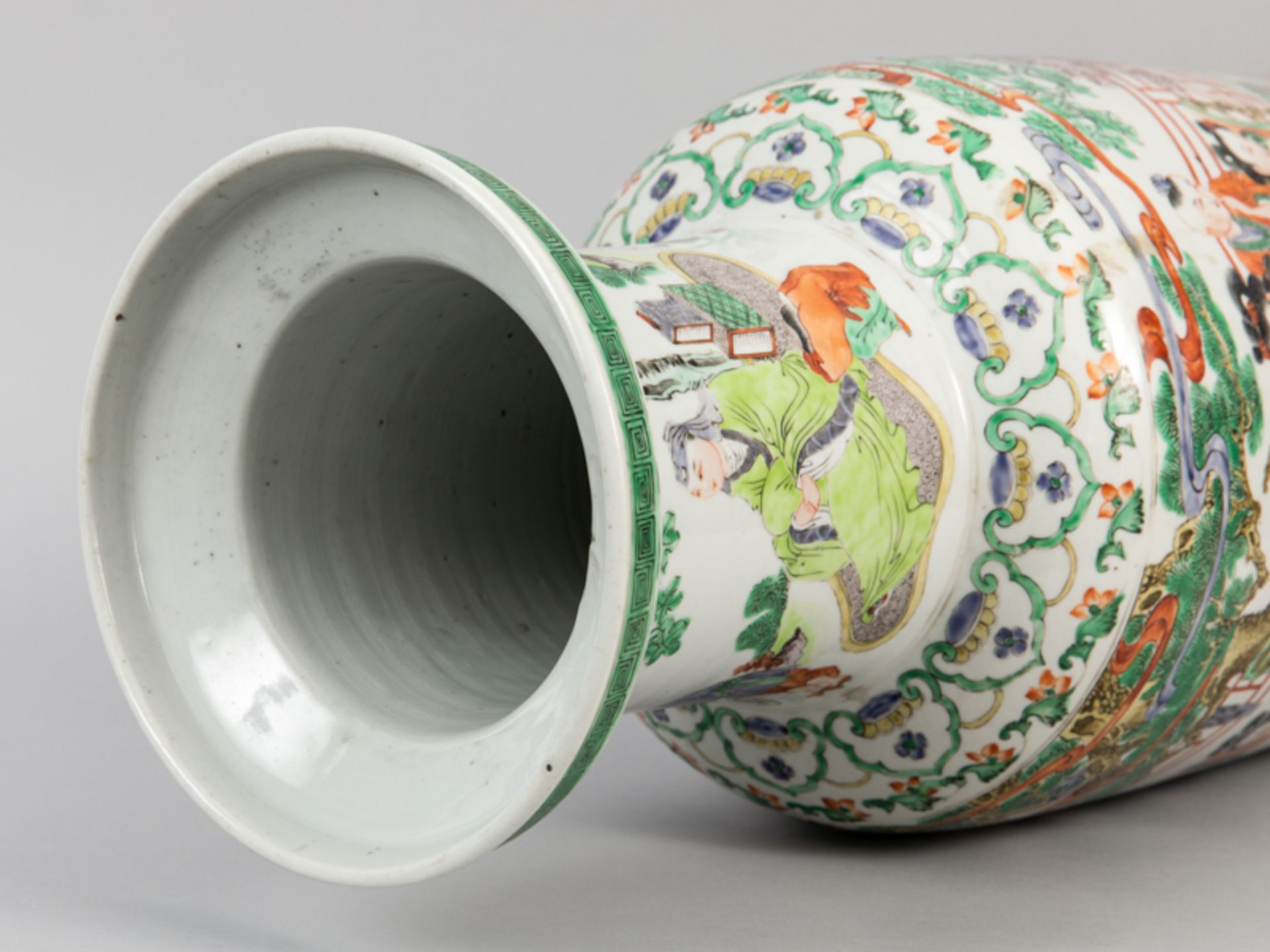 Große Rouleau Vase "famille verte"; China; 19. Jh.Porzellan mit reicher polychromer "famille- - Image 5 of 9