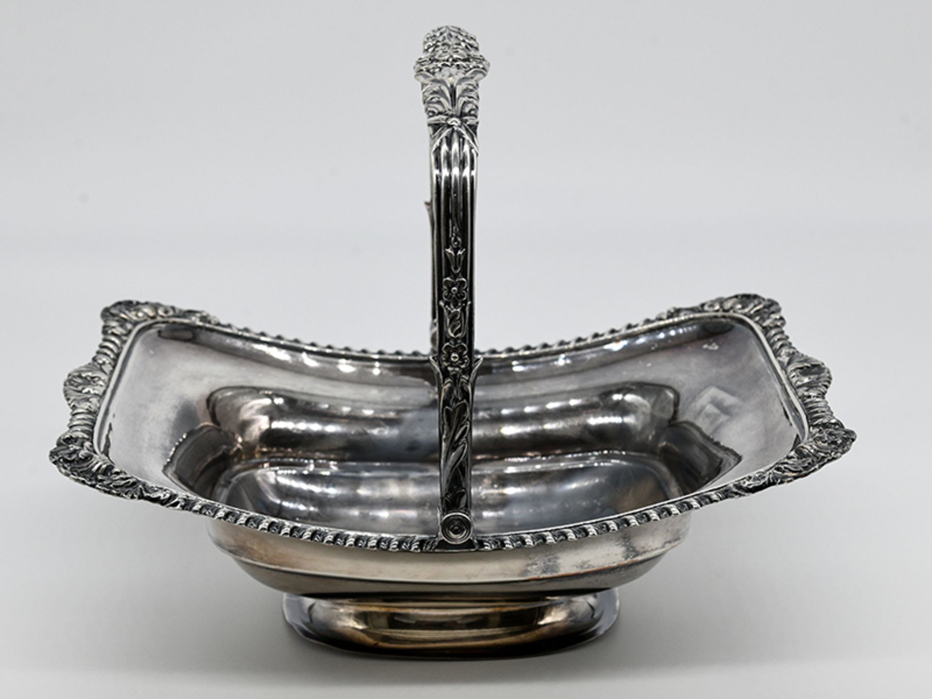 Henkel-Aufsatzschale (old sheffield plated); England; 19. Jh.Versilbert (plated); gebogte - Image 2 of 4