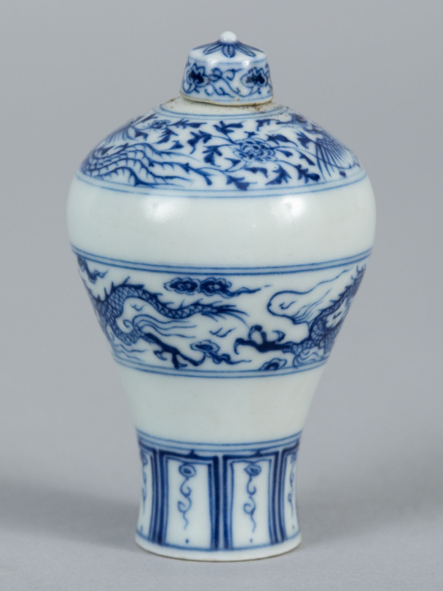 Snuffbottle in Meiping-Form mit Drachen-Bordüre; China 19./20. Jh.Porzellan mit unter Glasur - Image 6 of 7