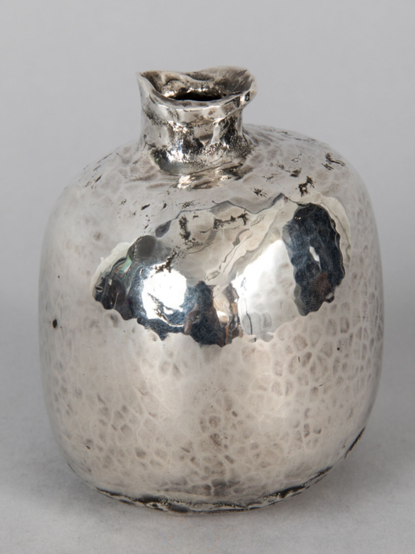 Gebauchte Enghalsvase; Entwurf: Burkhard Oly (Bad Orb 1938 - 2008 Hanau); 1979.925/-Silber; ca.