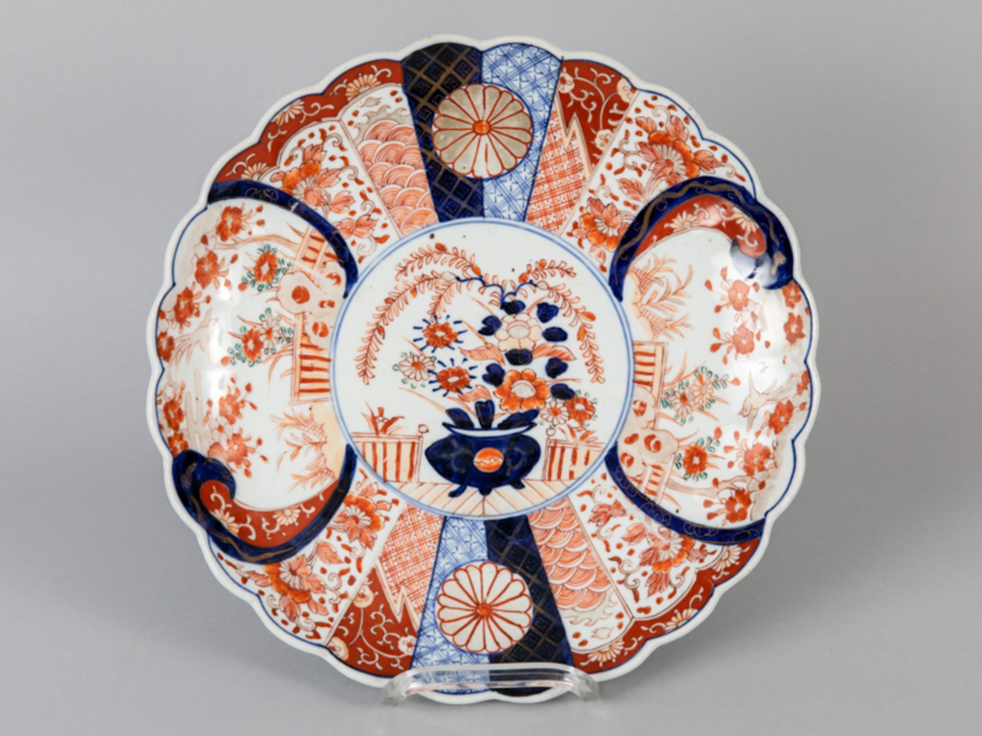 Großer Imari-Teller; China; Ende 19. Jh.<br><br>Porzellan mit unter Glasur blauem sowie eisenrotem u