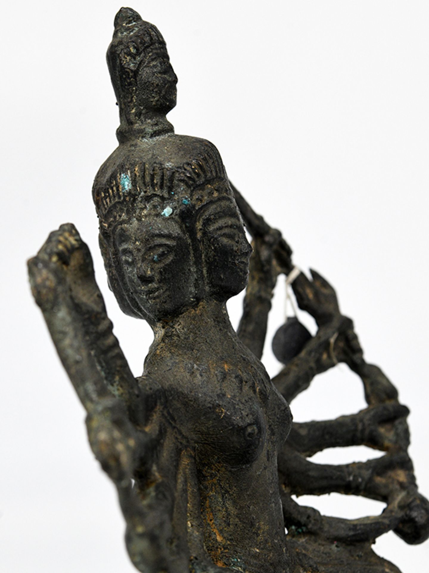 Vierköpfige Tara-Plastik; vermutlich Tibet/Nepal; wohl 18./19. Jh.Bronze; dunkel patiniert; auf - Image 8 of 11