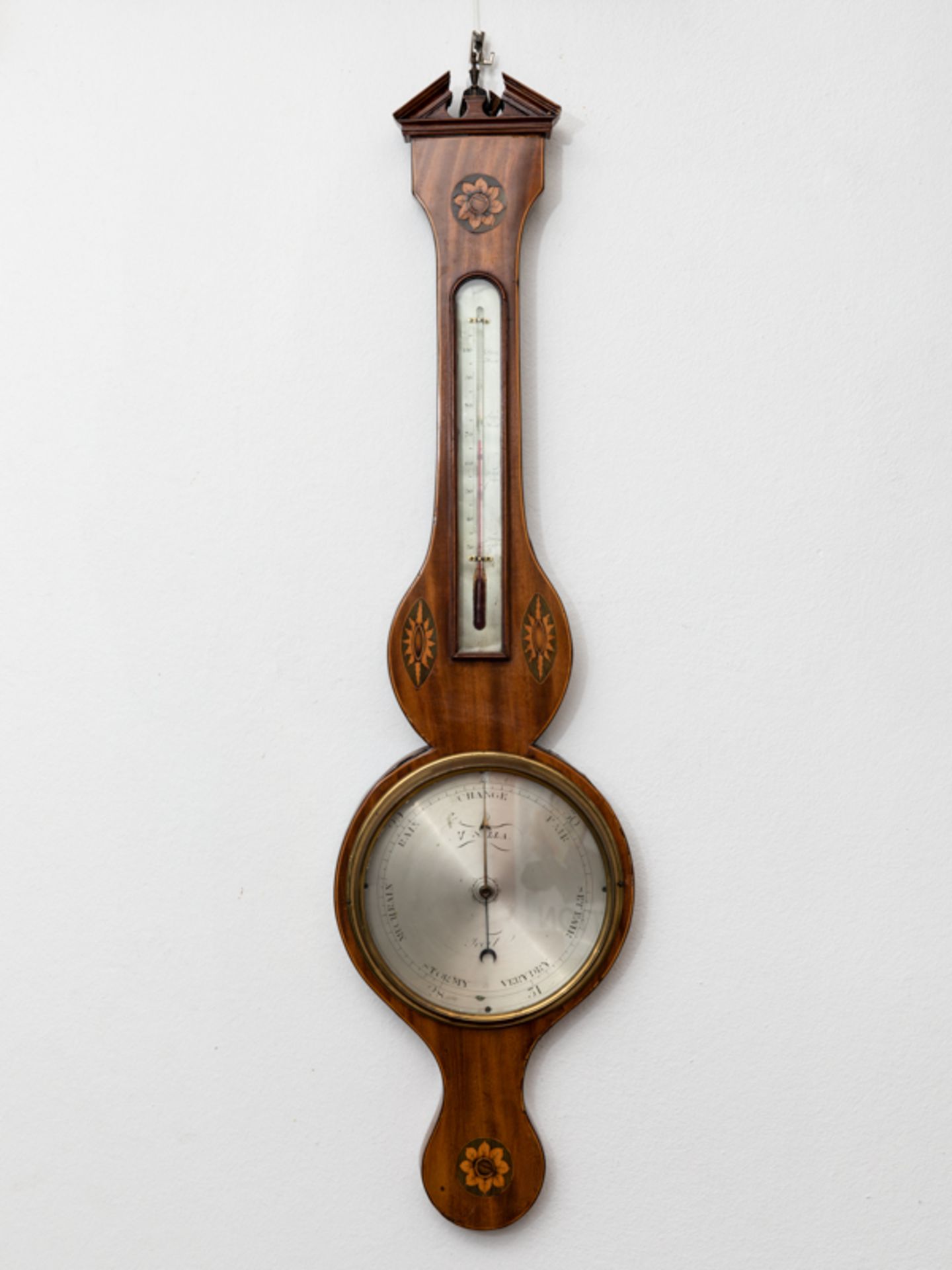 Barometer mit Thermometer; England; 19. Jh.<br><br>Mahagoniholz-Furnier mit hellen Einlegehölzern au