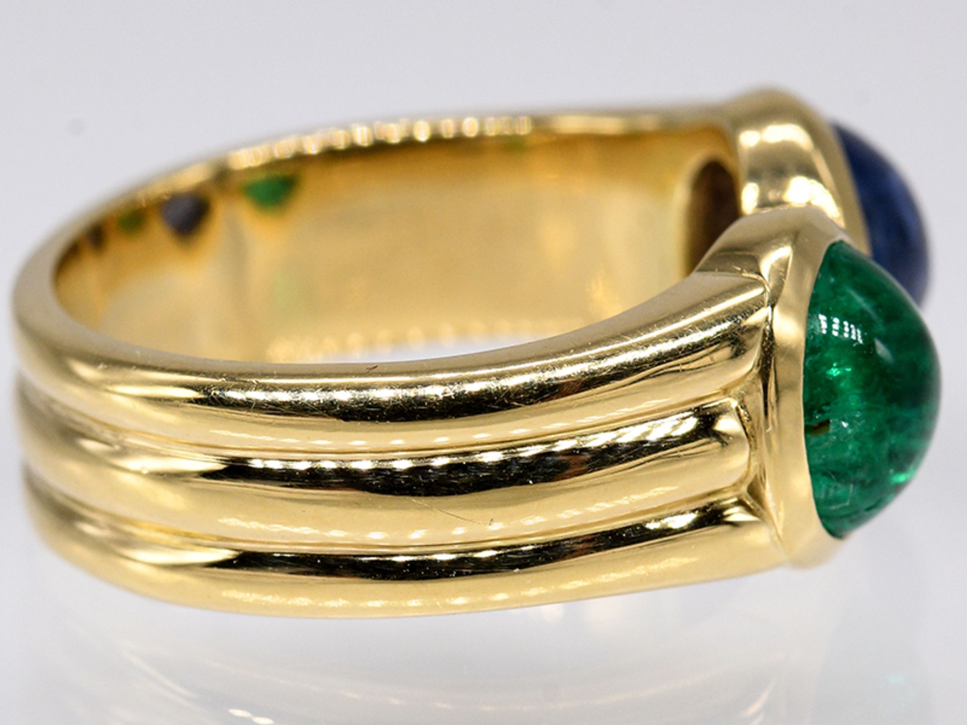 Ring mit Saphir-Cabochon ca. 2;10 ct und Smaragd-Cabochon ca. 1;37 ct; 90- er Jahre.750/- - Image 3 of 5