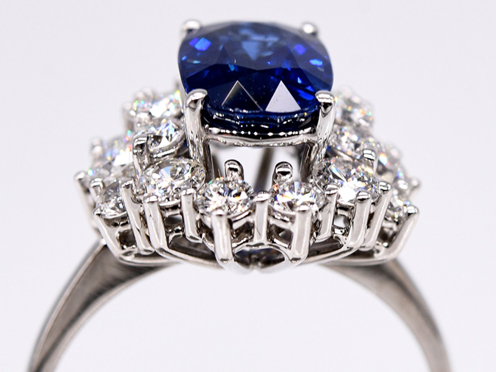 Ring mit hochwertigem Burma-Saphir ca. 2;13 ct und 18 Brillanten; zus. ca. 1;04 ct; Juwelier Carl - Image 4 of 6