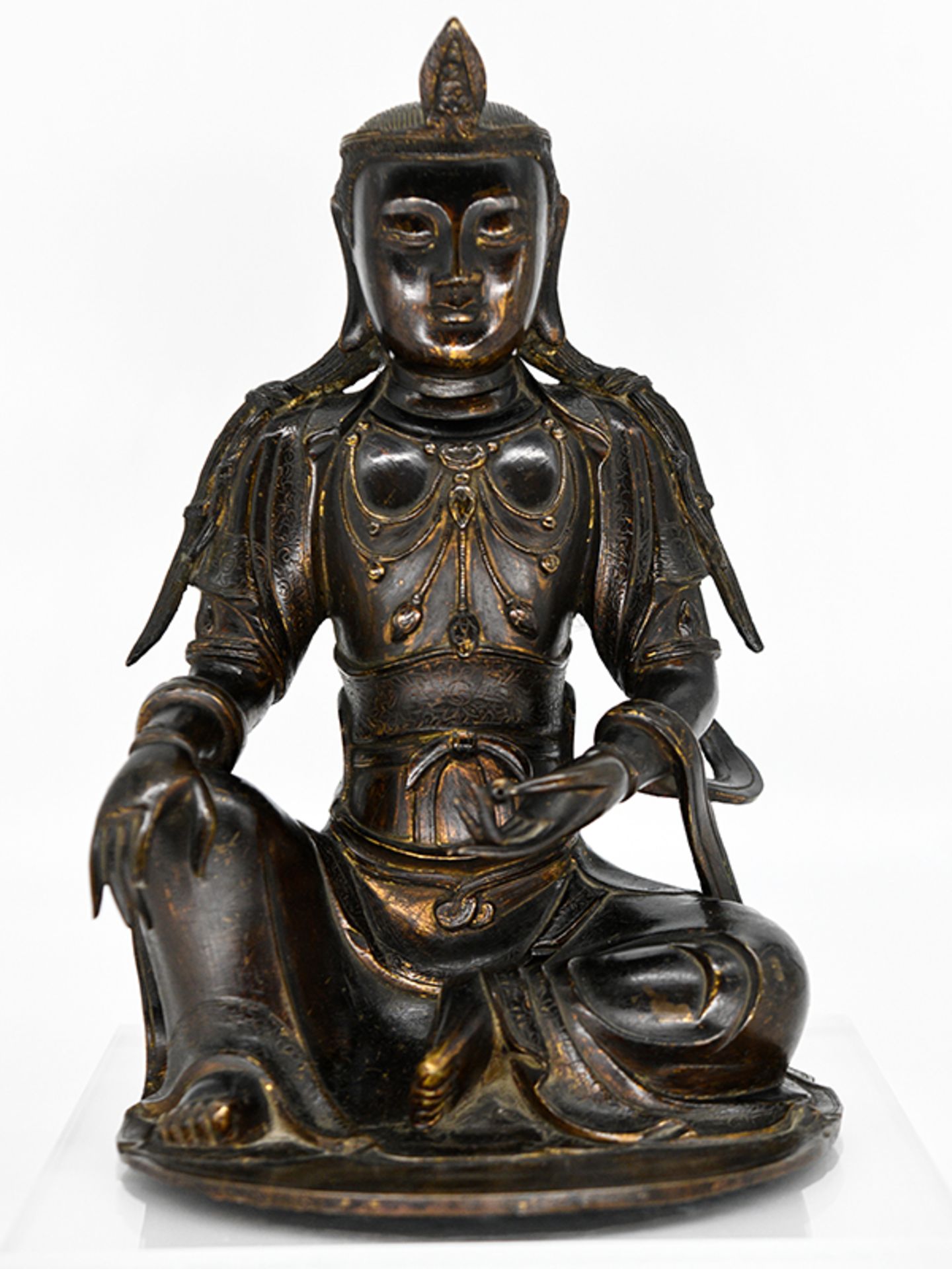 Bronze-Plastik der "Guan Yin"/ Buddha; China; wohl Ming-Dynastie (1368 - 1644).Bronze mit Resten