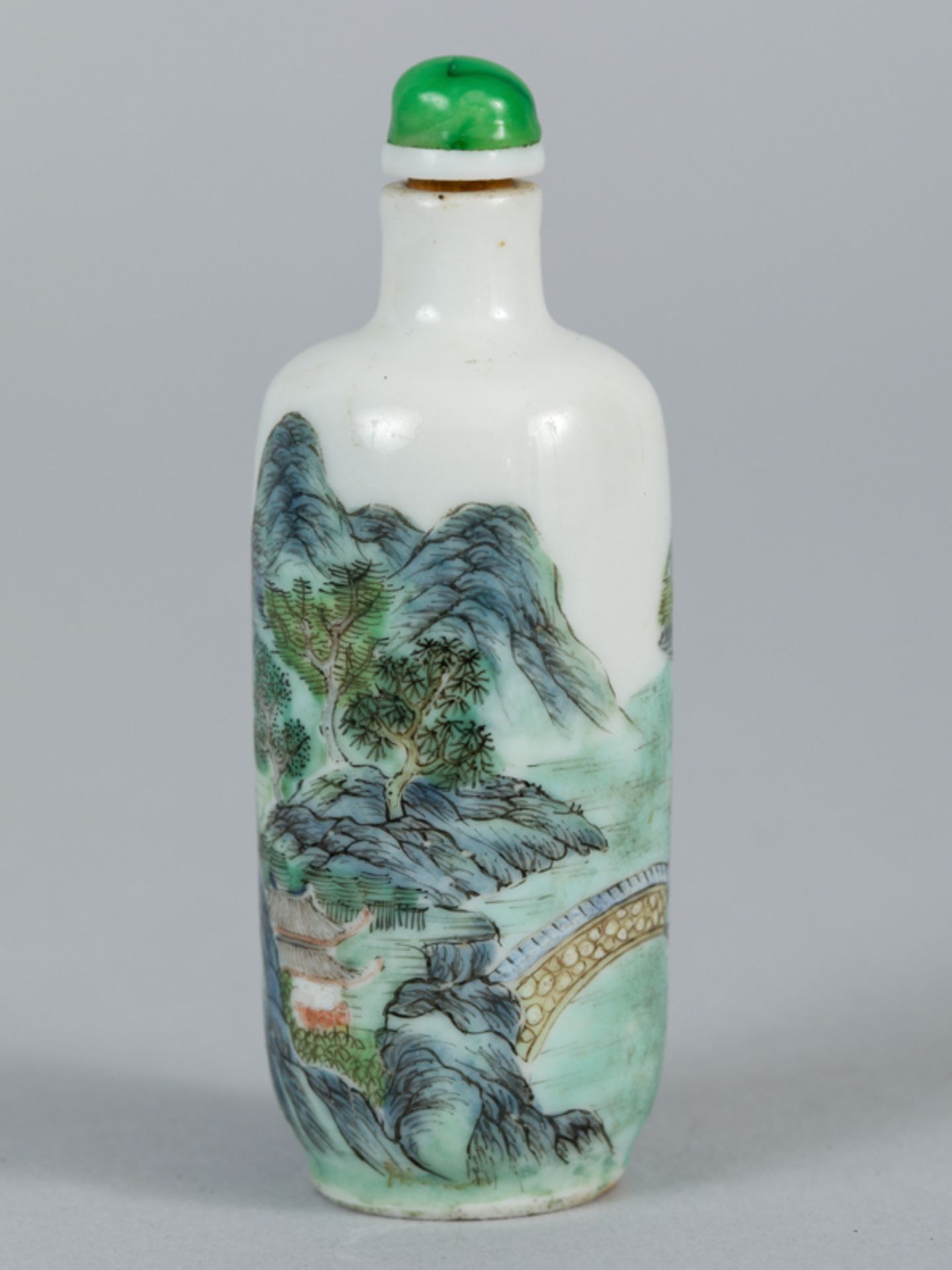 Snuffbottle mit "famille verte"-Dekor; China 19. Jh.Porzellan mit grün-blau-tonig variierter - Image 6 of 8