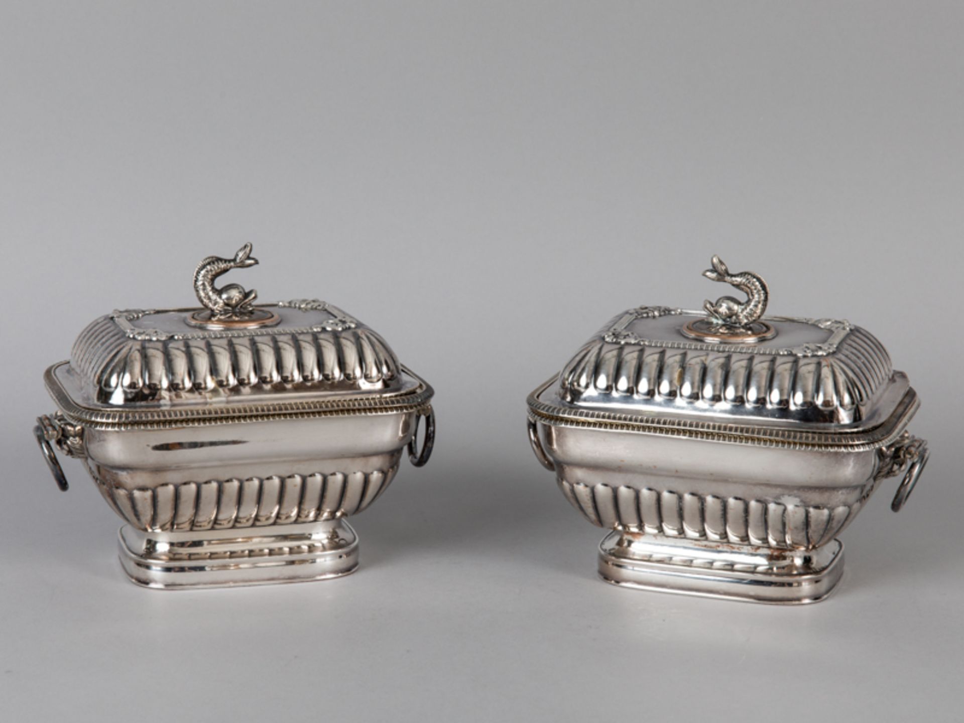 Paar Kaviar-Deckelschalen; wohl England; 1. Hälfte 20. Jh.Versilbert (plated) auf Kupfer; jeweils