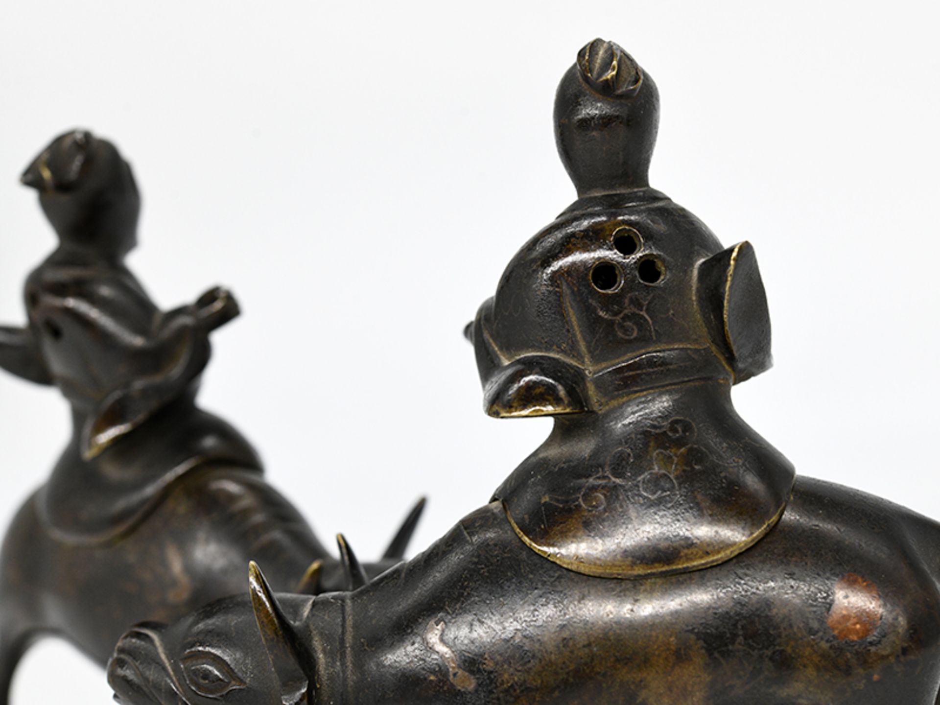 Paar Räuchergefäße als Wasserbüffelreiter-Plastiken ; China; 18./19. Jh.Bronze; jeweils 2-teilige - Image 9 of 11