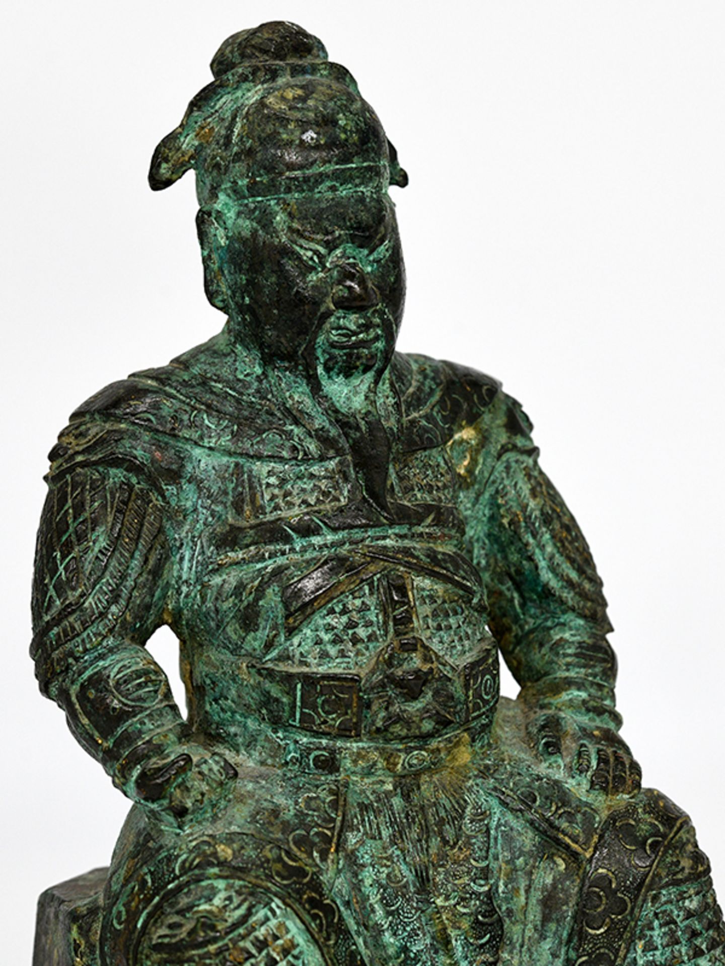 Figur eines chinesischen Kriegers bzw. Feldherrn; China; wohl 19. Jh.Bronze; grünliche Patina mit - Image 5 of 8