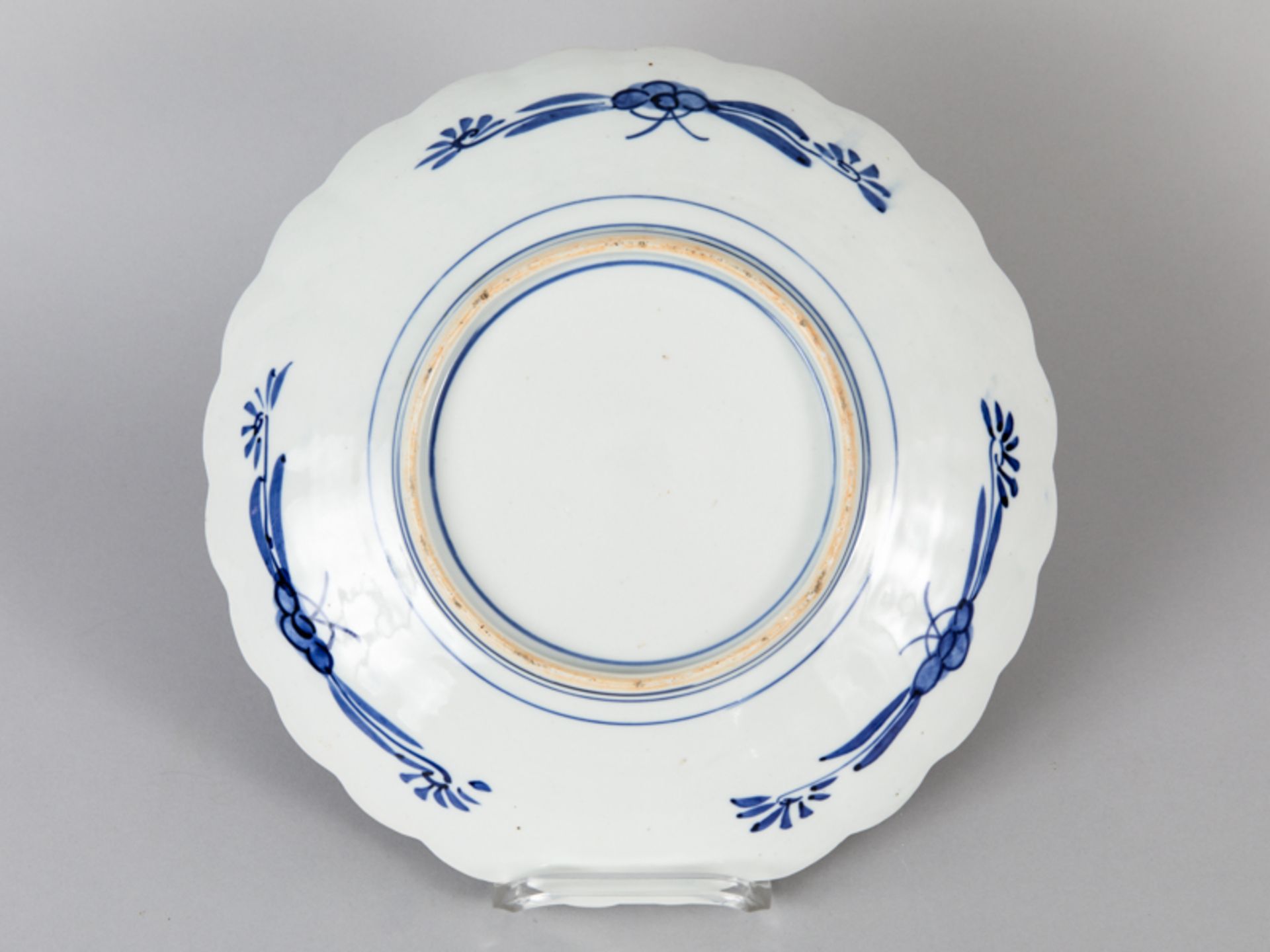 Großer Imari-Teller; China; Ende 19. Jh.<br><br>Porzellan mit unter Glasur blauem sowie eisenrotem u - Bild 5 aus 5