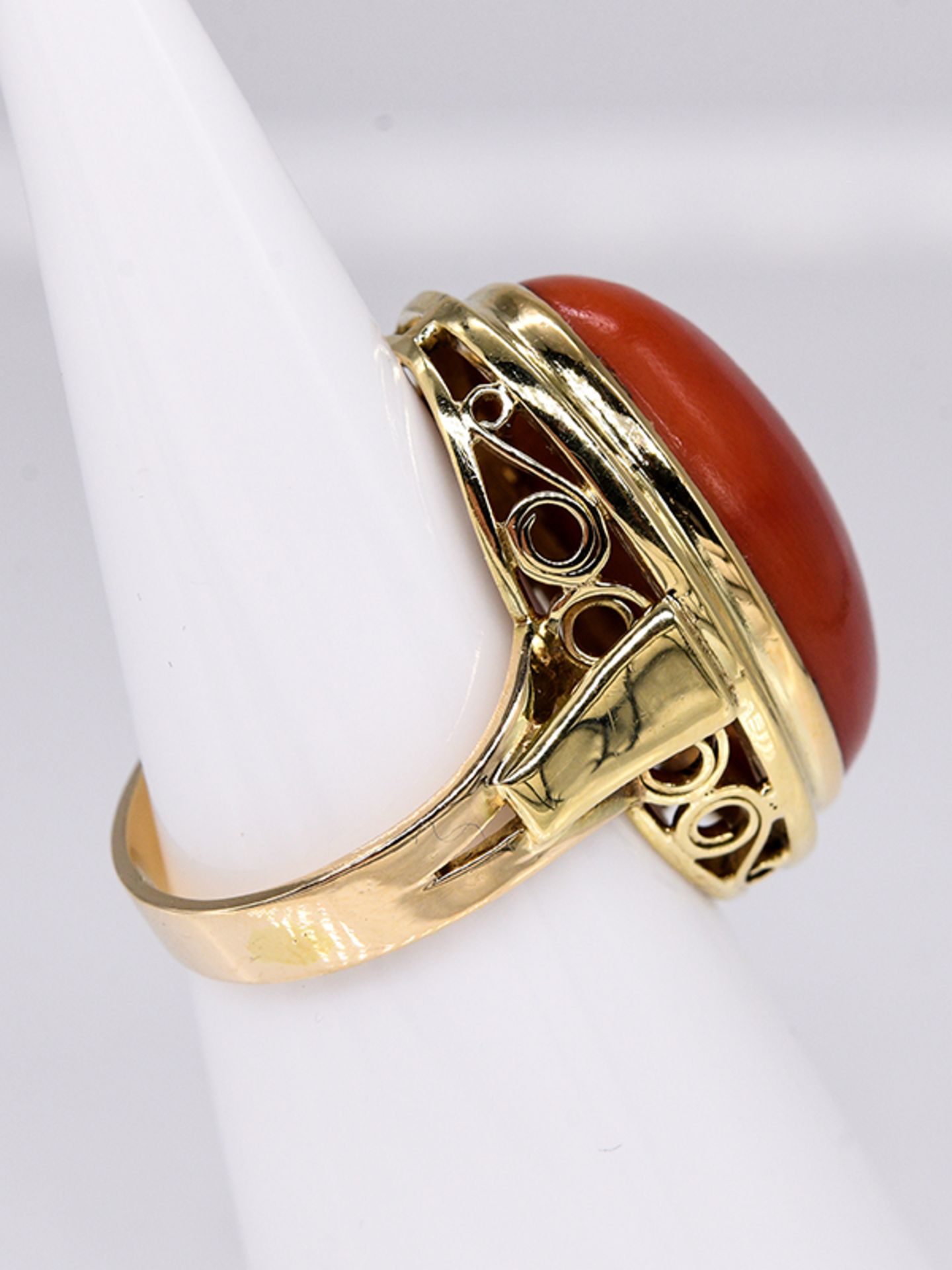 Ring mit Korallen-Cabochon; Goldschmiedearbeit; 70- er Jahre.585/- Gelbgold. Gesamtgewicht ca. 9; - Image 2 of 2