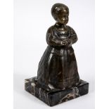 Endstorfer; Anton (1880 - 1960).Bronzeplastik "Kleines Mädchen in Tracht mit Kugel"; montiert auf