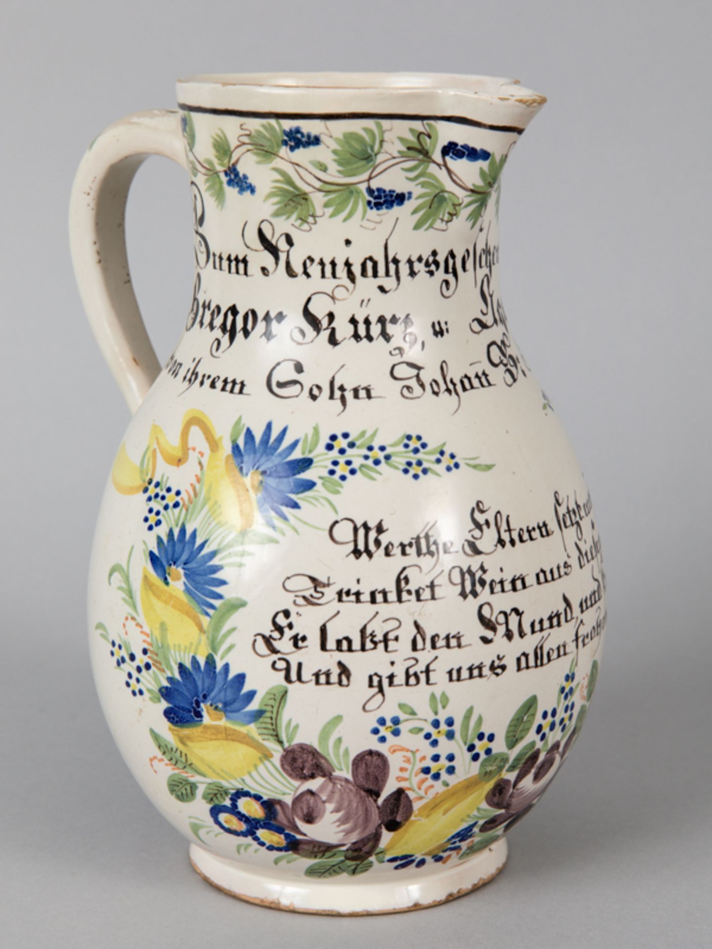 Durlacher Neujahrs-Birnkrug; 1842.<br><br>Fayence; farbig bemalt mit Blumenmotiven; Weinrankenbordür - Bild 3 aus 7