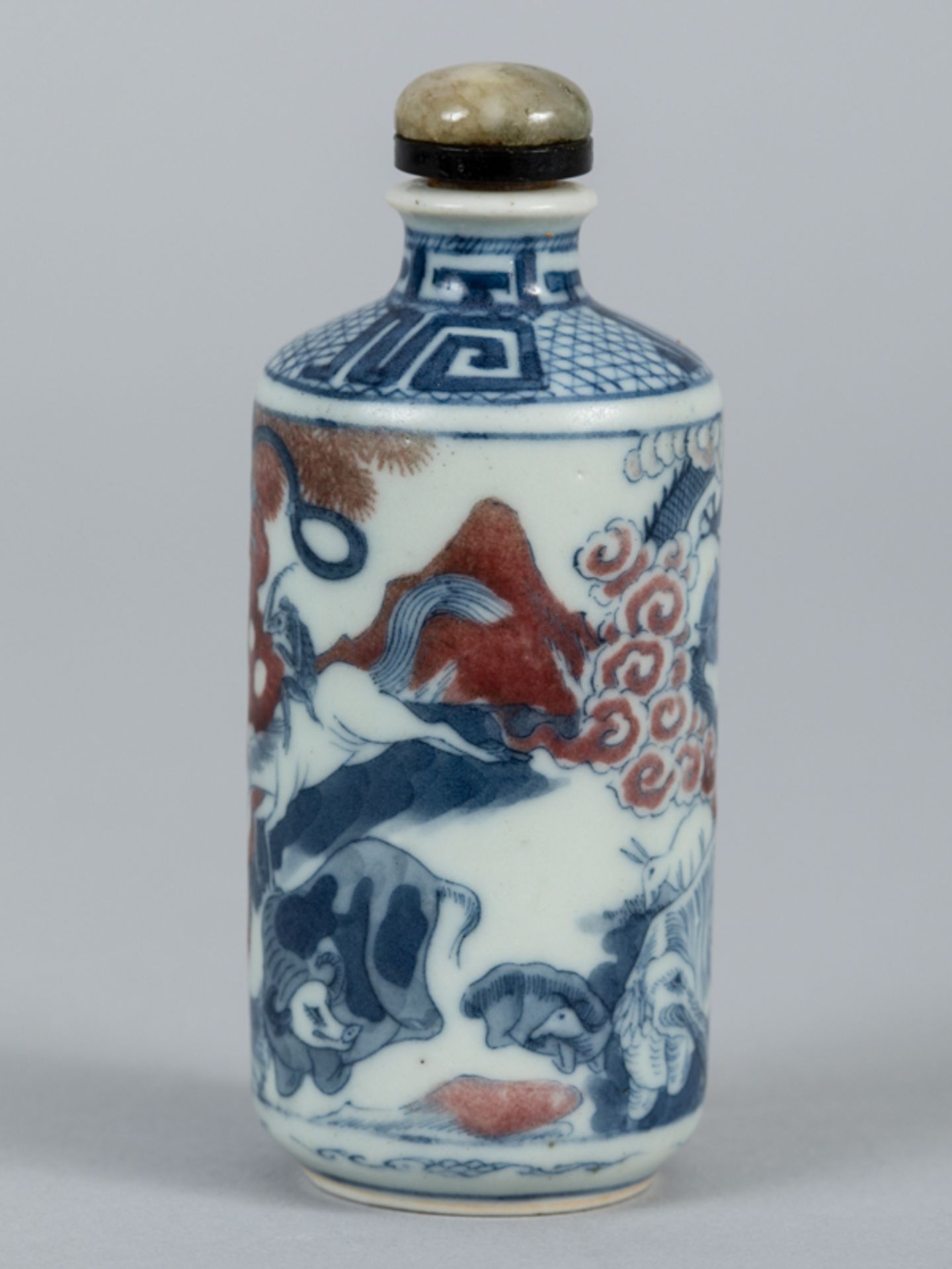 Snuffbottle mit blau-kupferrotem Tier-Dekor; China Mitte 19. Jh.Porzellan mit unter Glasur- - Image 5 of 9