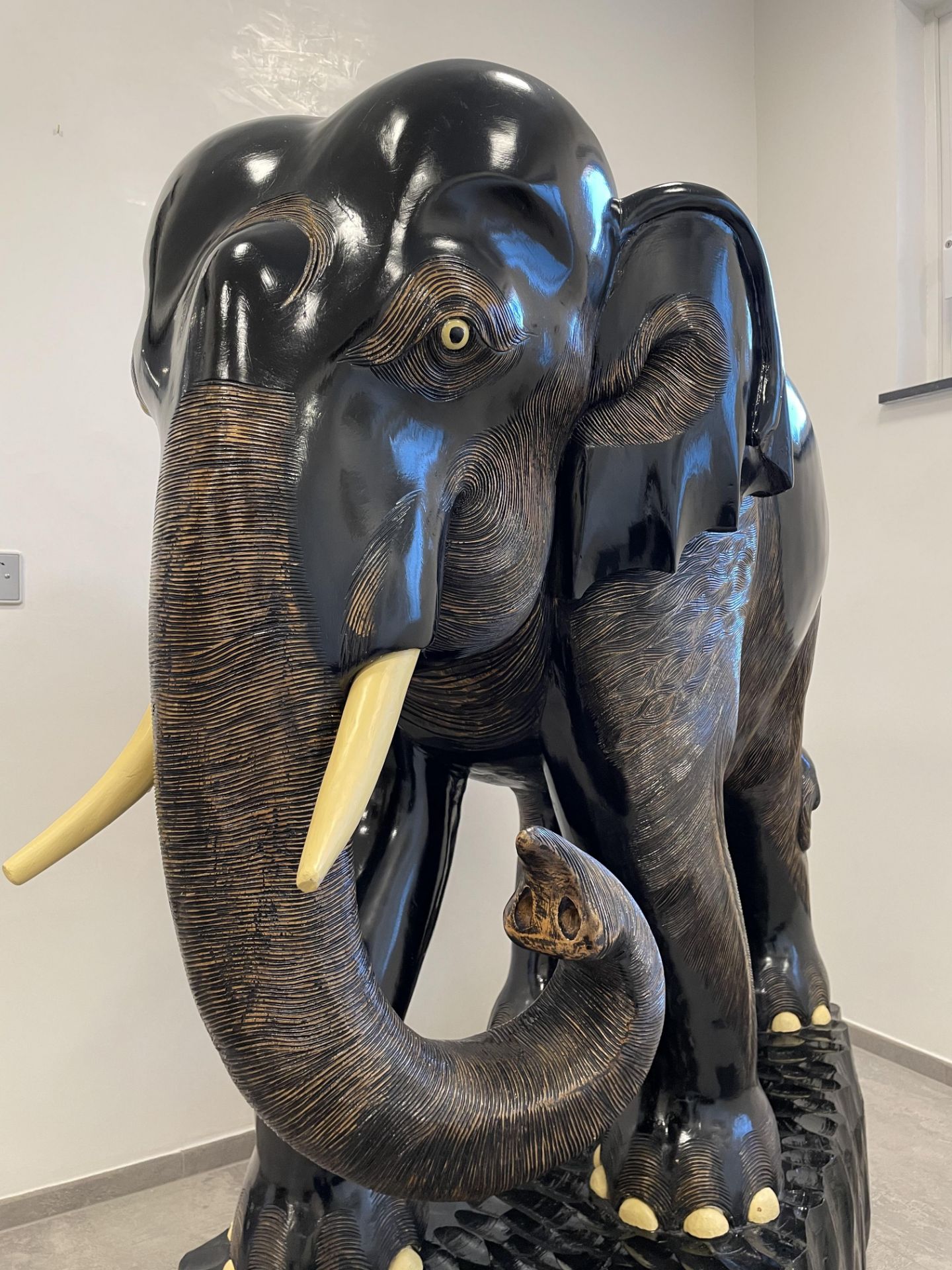 Großplastik "Elefant"; Südostasien; 20. Jh.<br><br>Massivholz; geschnitzt und mit schwarzer Lackober - Bild 4 aus 8