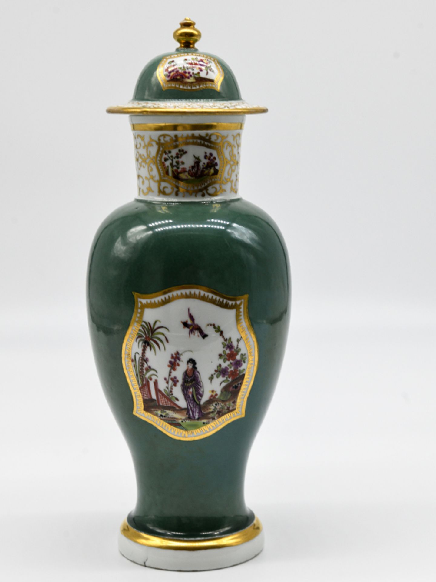 Deckelvase mit Chinoiserien; Werkstatt Joh. Ehrenfried Stadler; Meissen; ca. 1726-30.<br><br>Weißpor