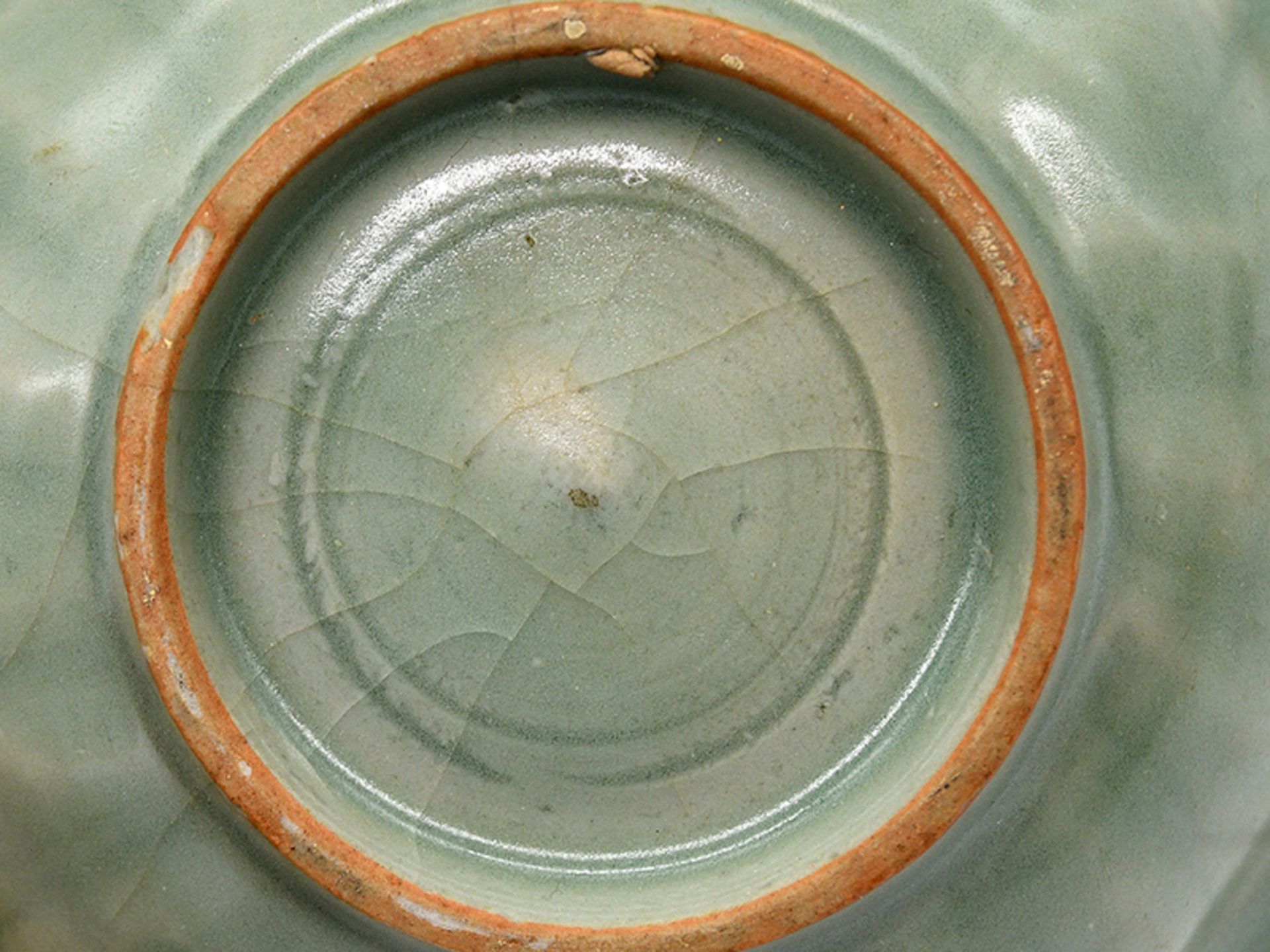 Kleine Schale ("Longquan-ware") mit Fischmotiv; China; Song- oder Yuan-Dynastie (960 - 1368). - Image 5 of 6