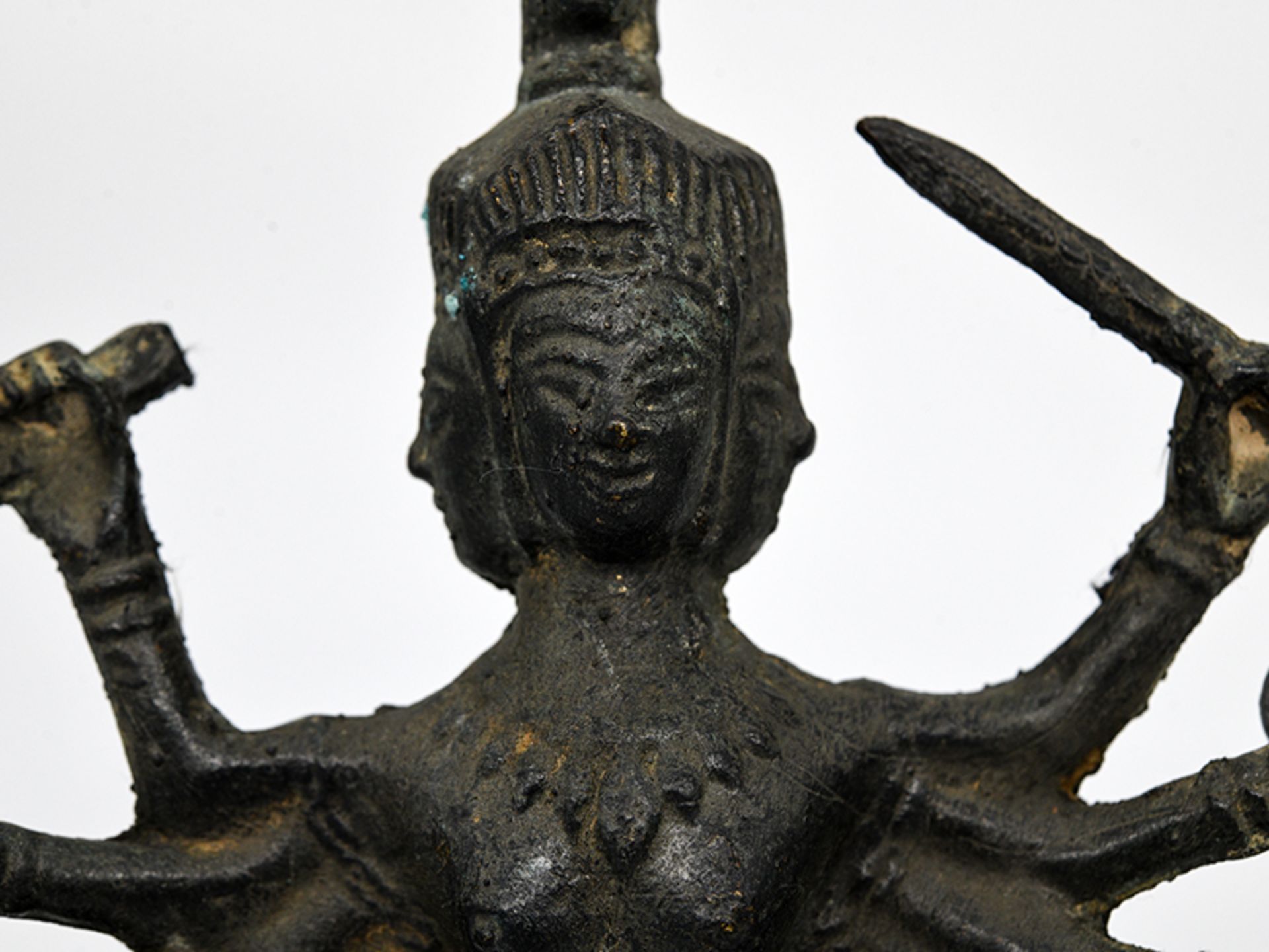 Vierköpfige Tara-Plastik; vermutlich Tibet/Nepal; wohl 18./19. Jh.Bronze; dunkel patiniert; auf - Image 6 of 11